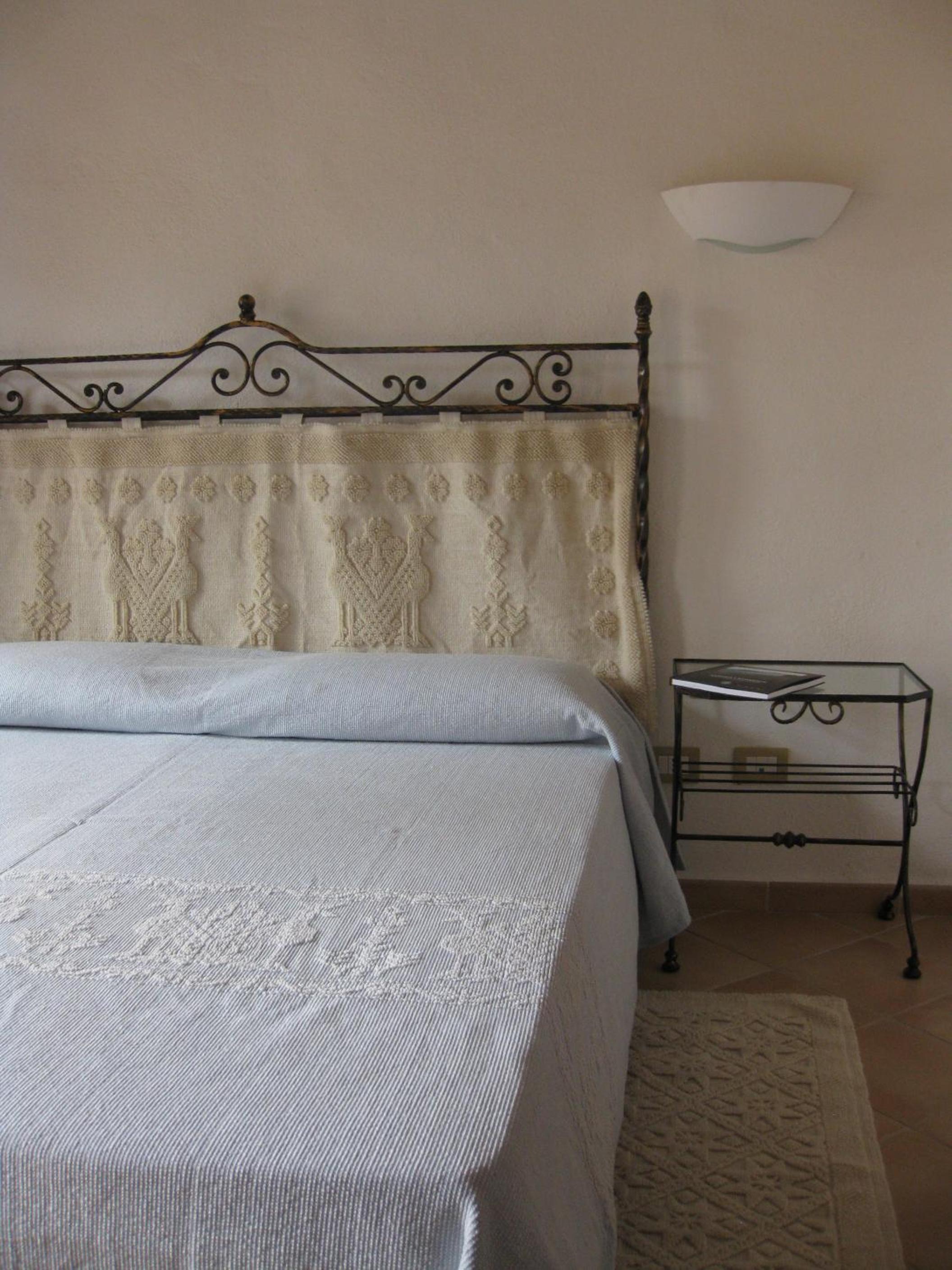 Double or Twin Room with Garden View - Photo 10
