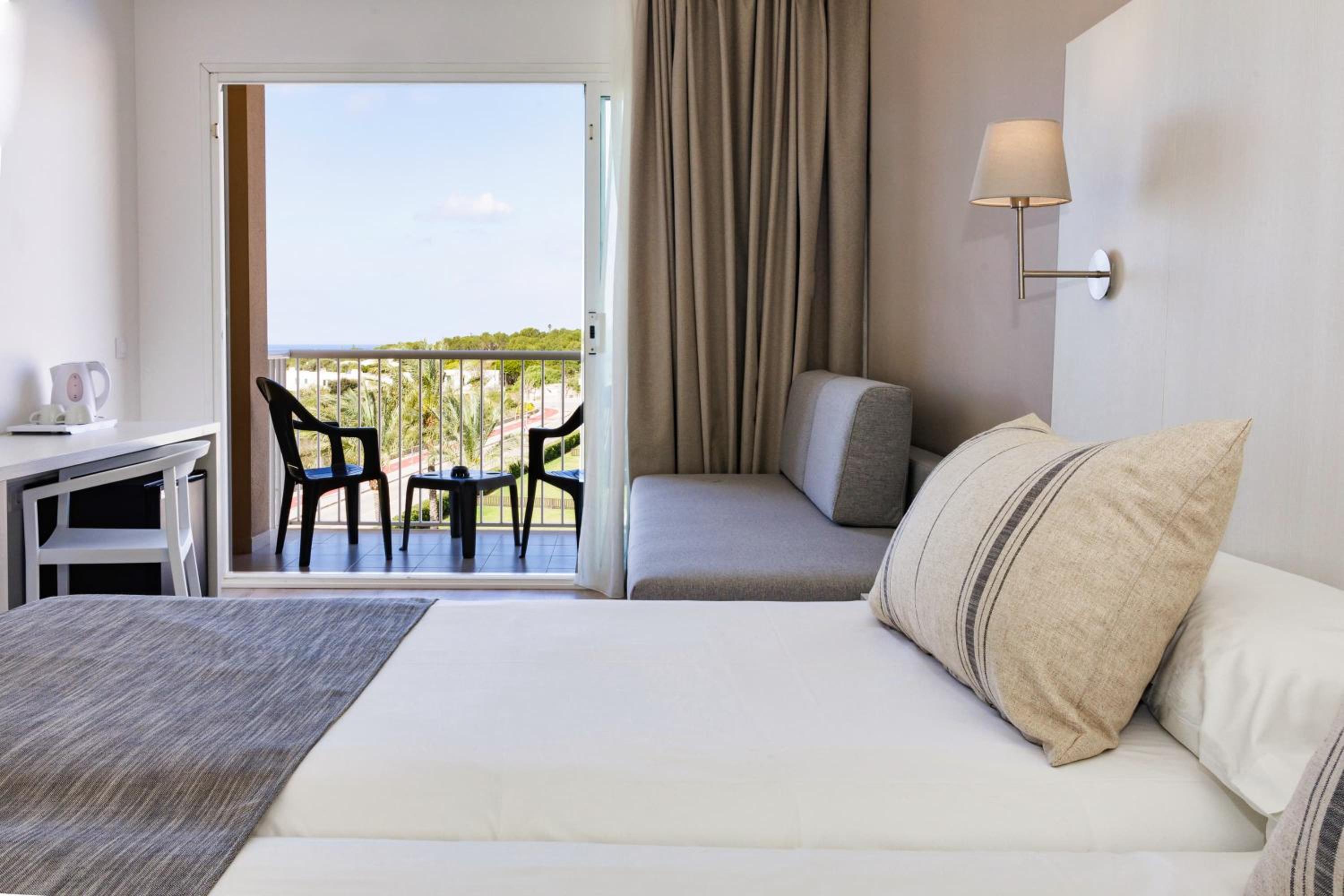 Twin Room (2 Adults + 1 Child)