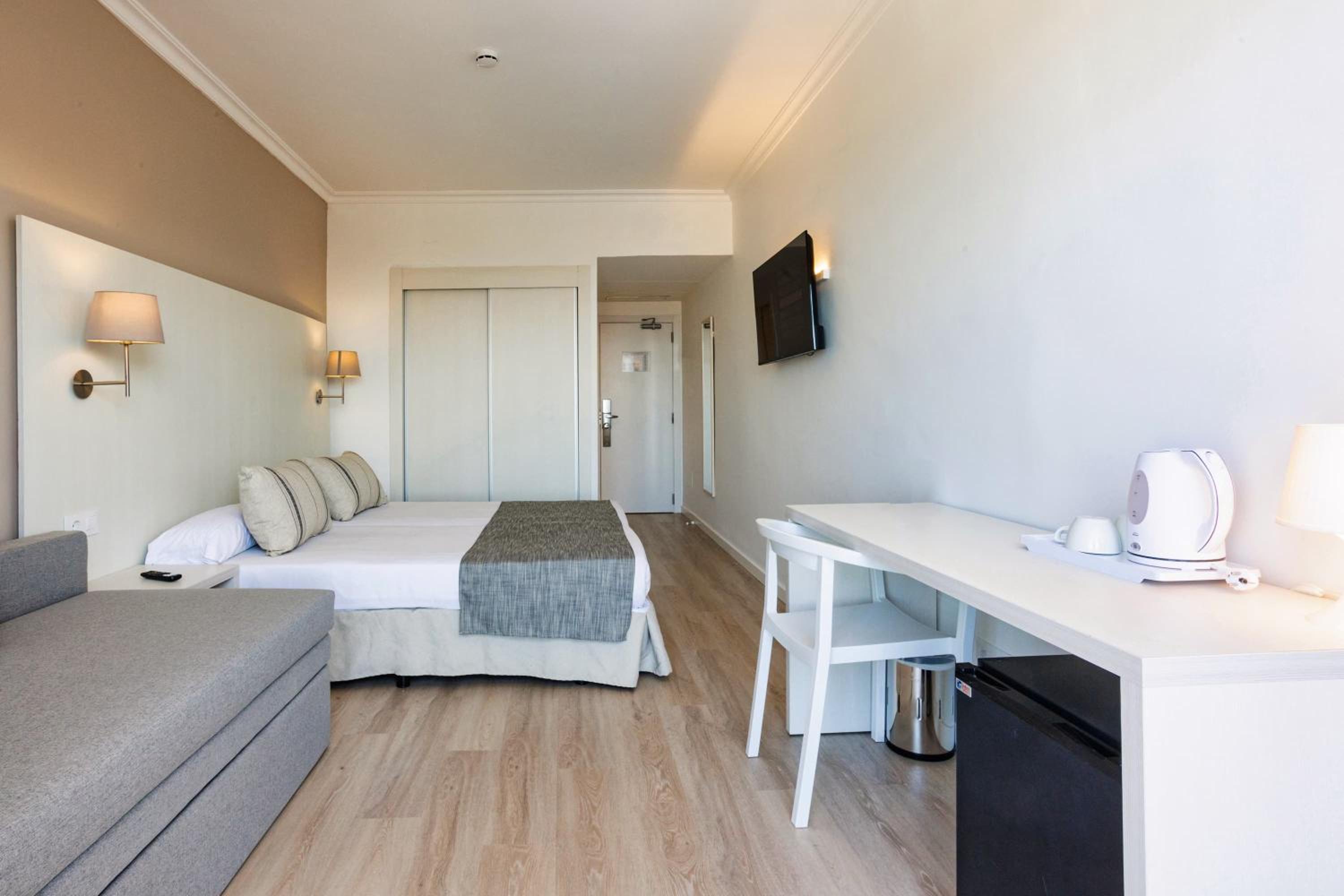 Twin Room (2 Adults + 2 Children) photo 2