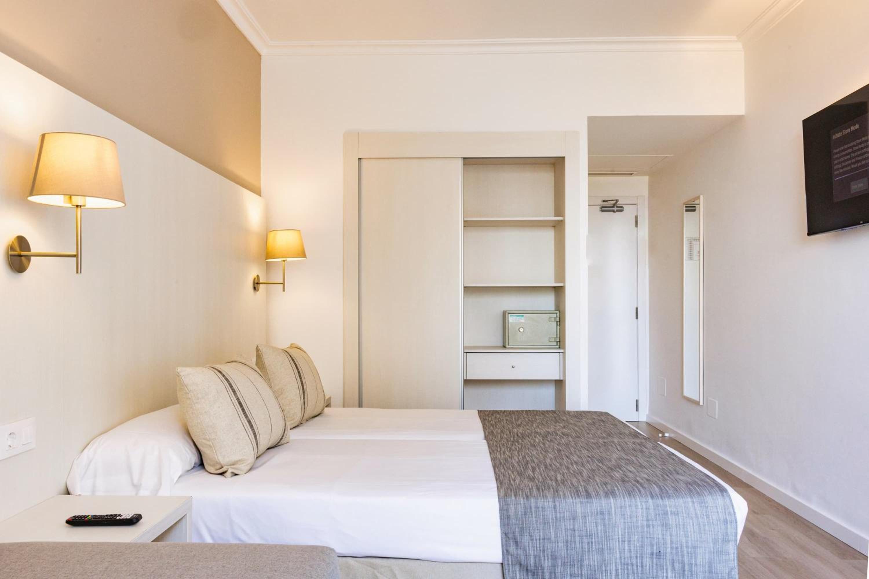 Twin Room (2 Adults + 2 Children)