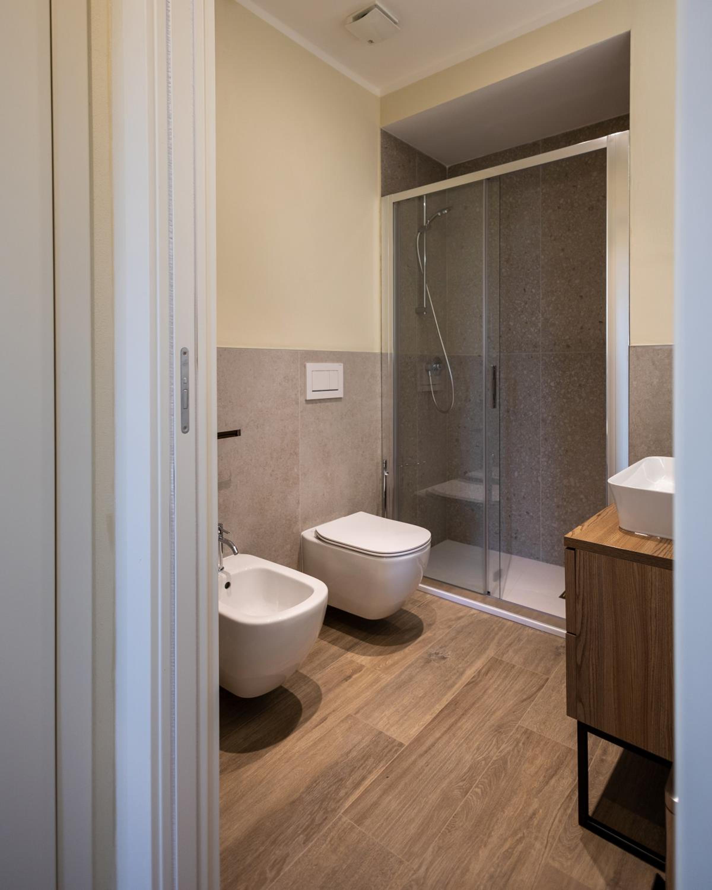 One-Bedroom Apartment with Balcony and City View photo 3