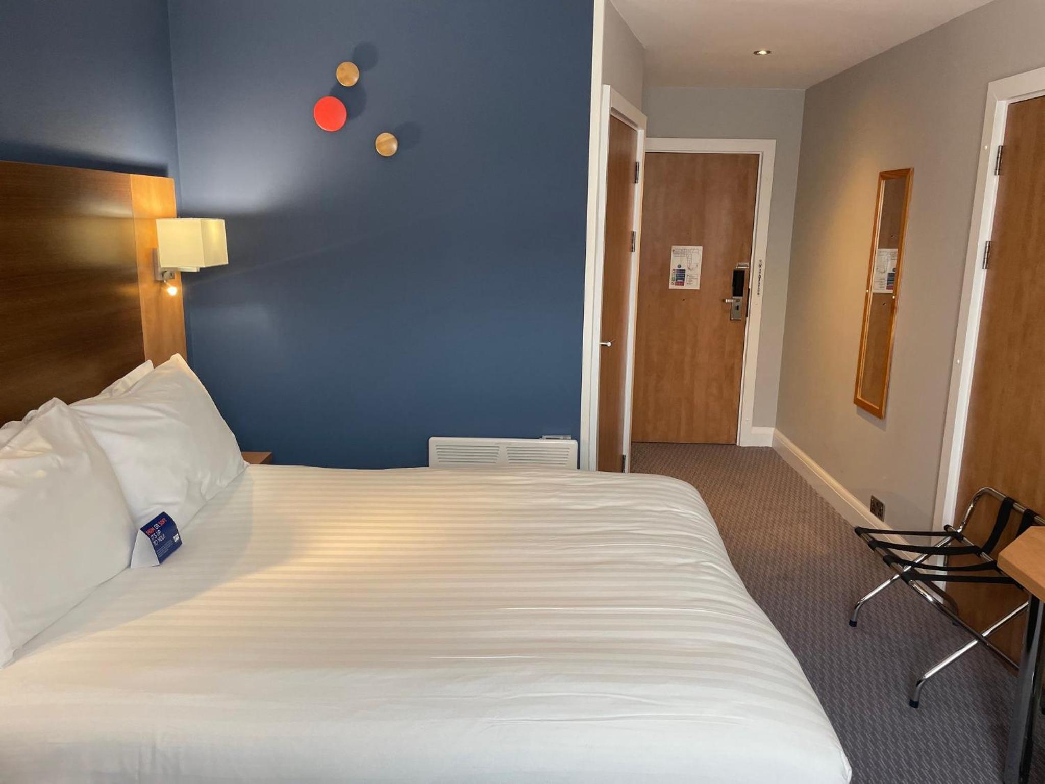Standard Double Room with Free Hot Breakfast - Accessible - Photo 4