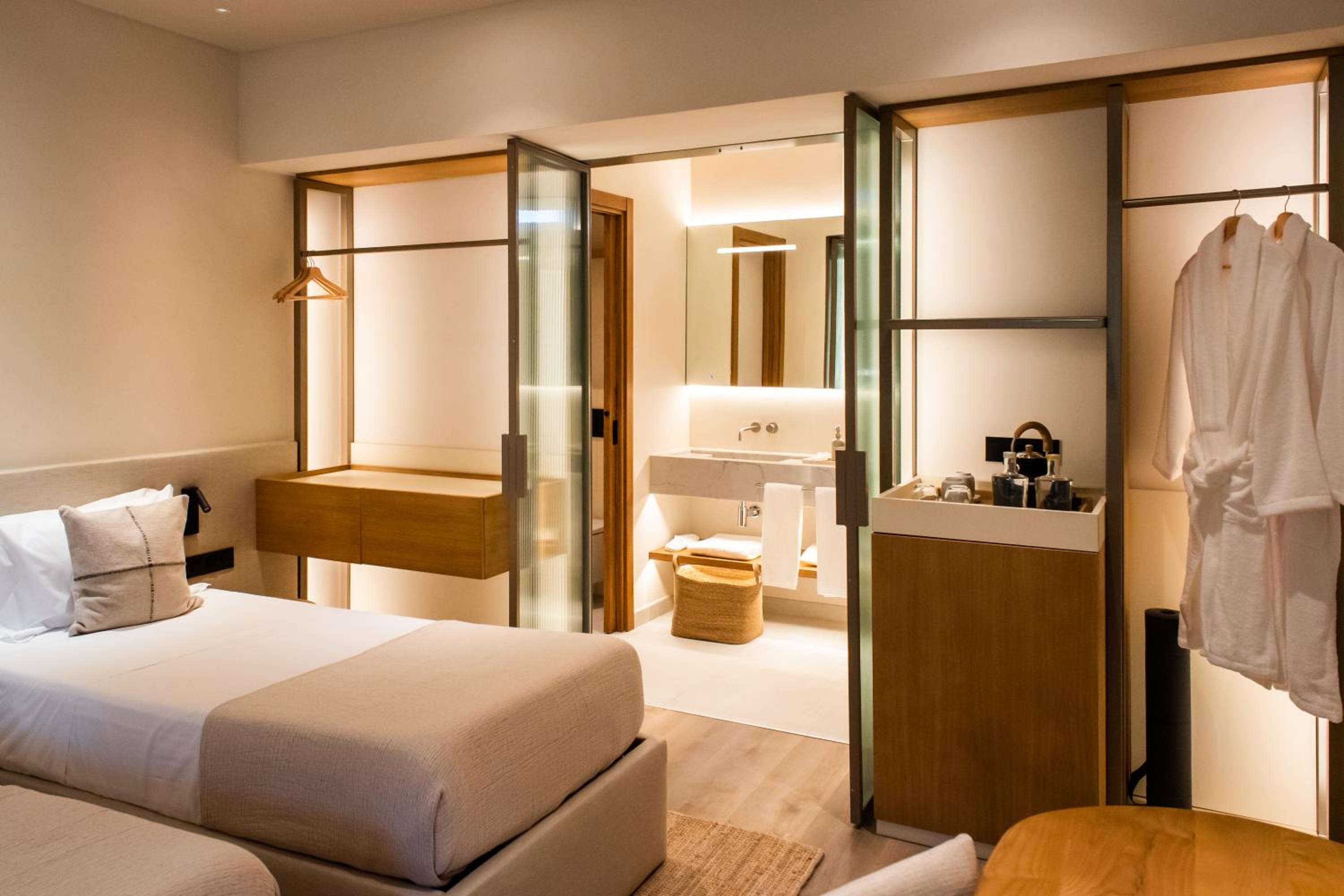 Deluxe Double Room - Photo 9
