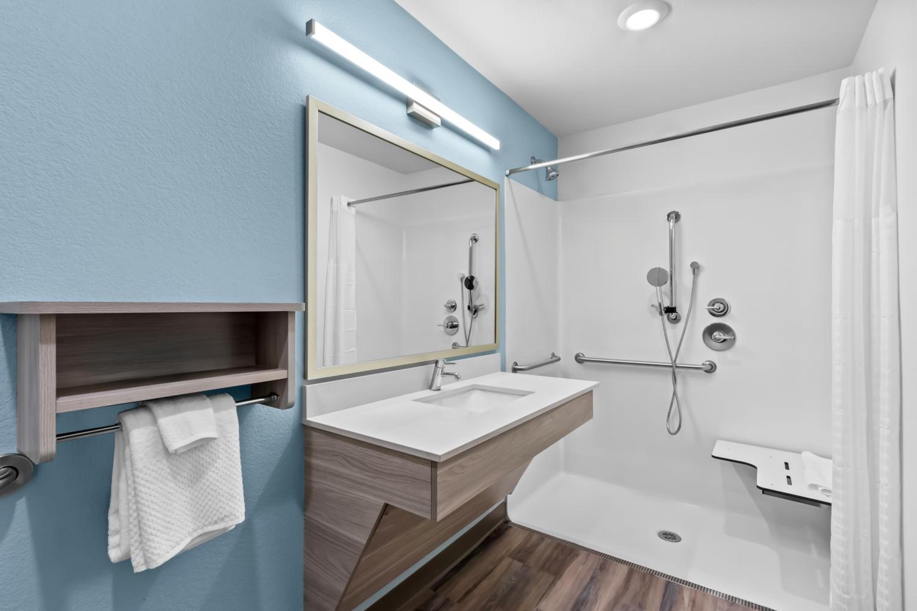 Queen Suite with Roll-In Shower - Disability Access/Non Smoking