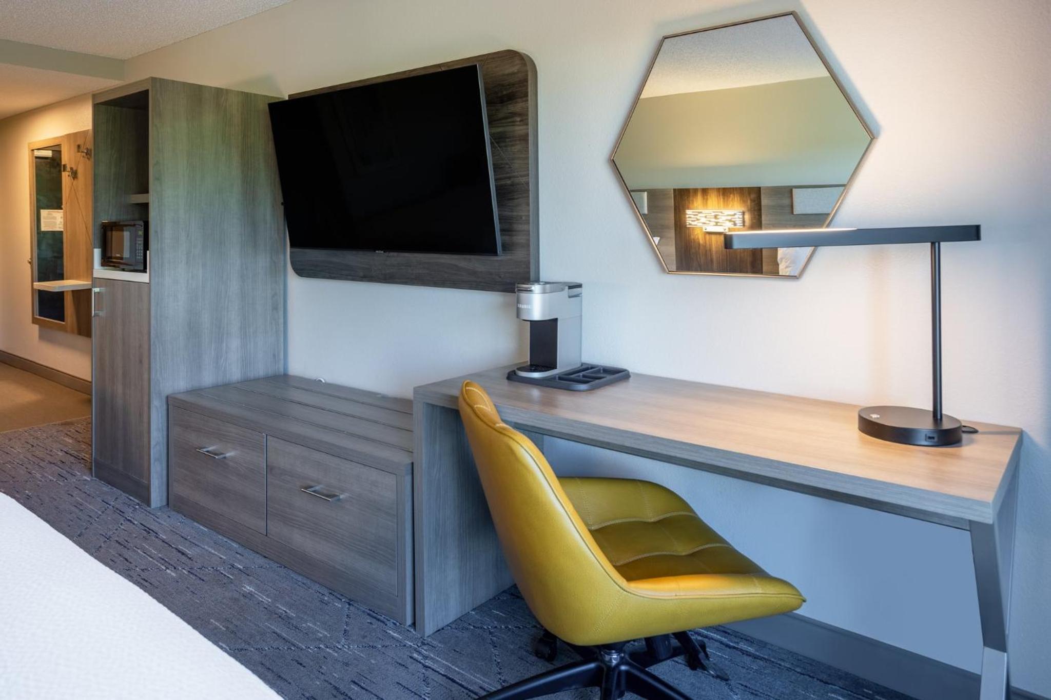 Standard Room with Two Queen Beds - Photo 2