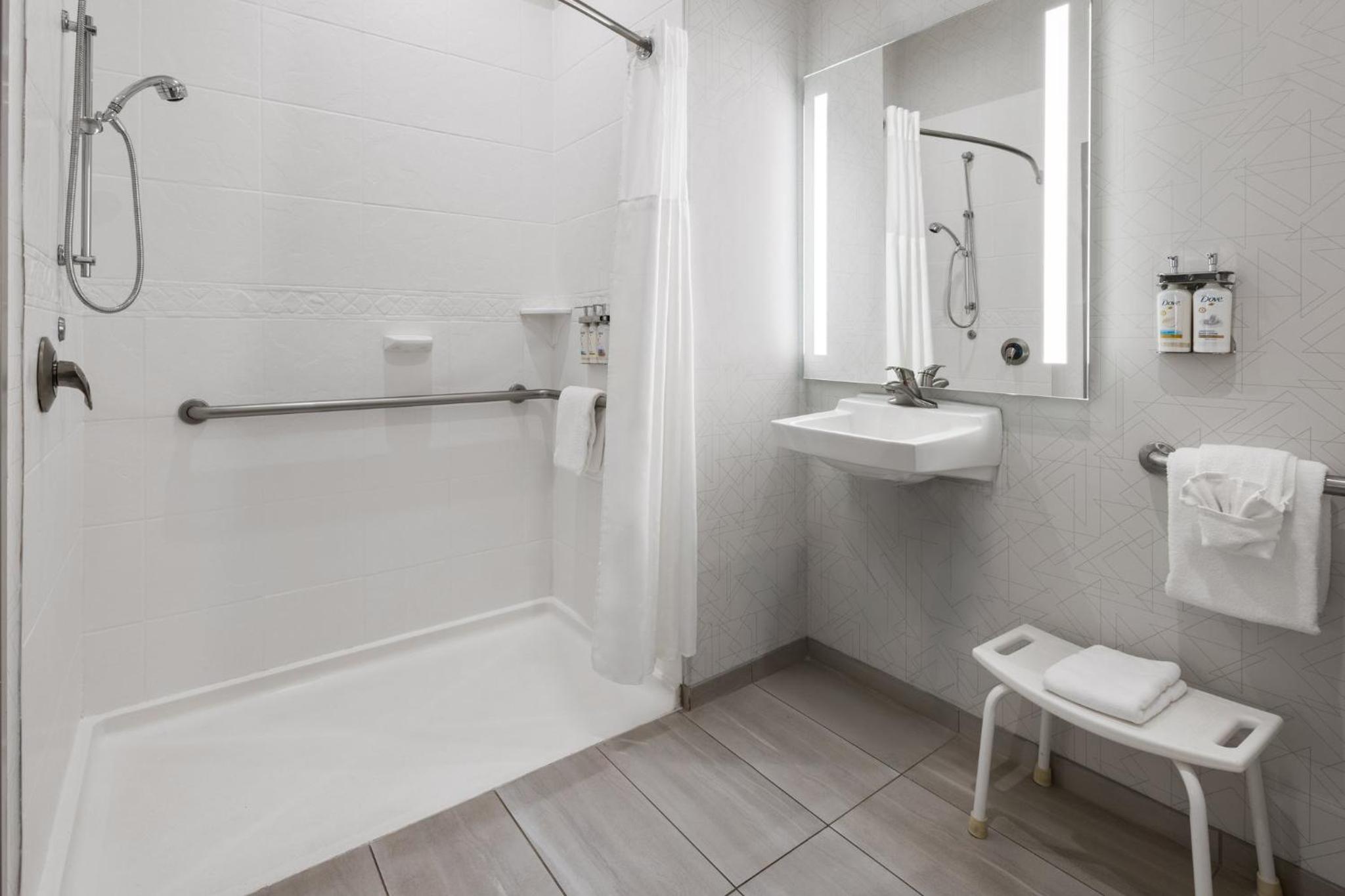 King Room with Hearing Accessible Roll In Shower - Non-Smoking - Photo 2