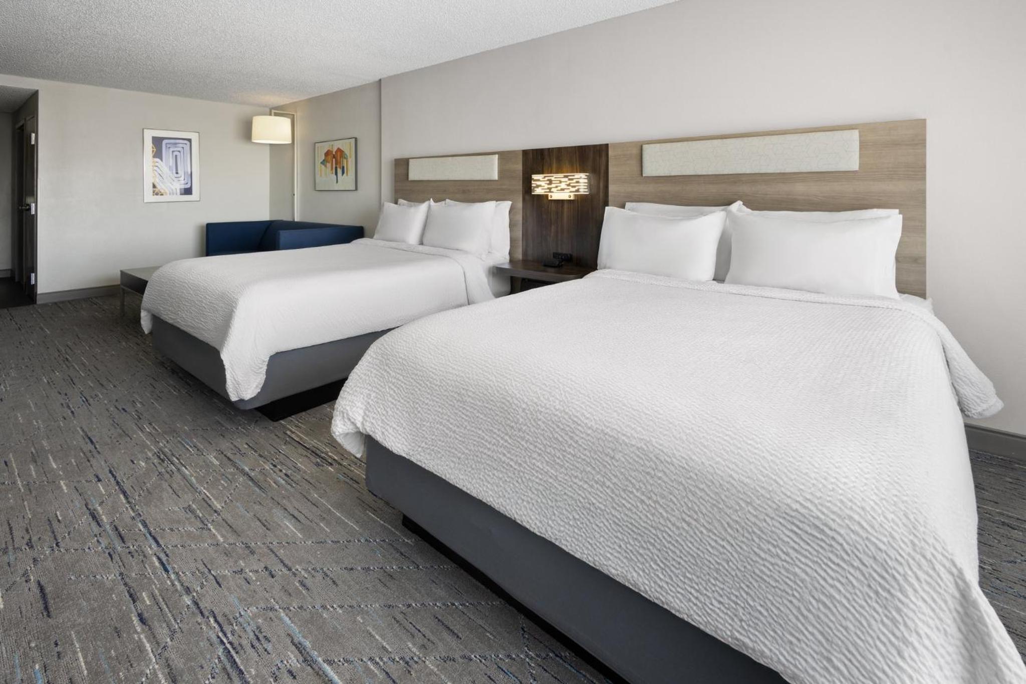 Queen Suite with Two Queen Beds and Sofa Bed - Photo 3