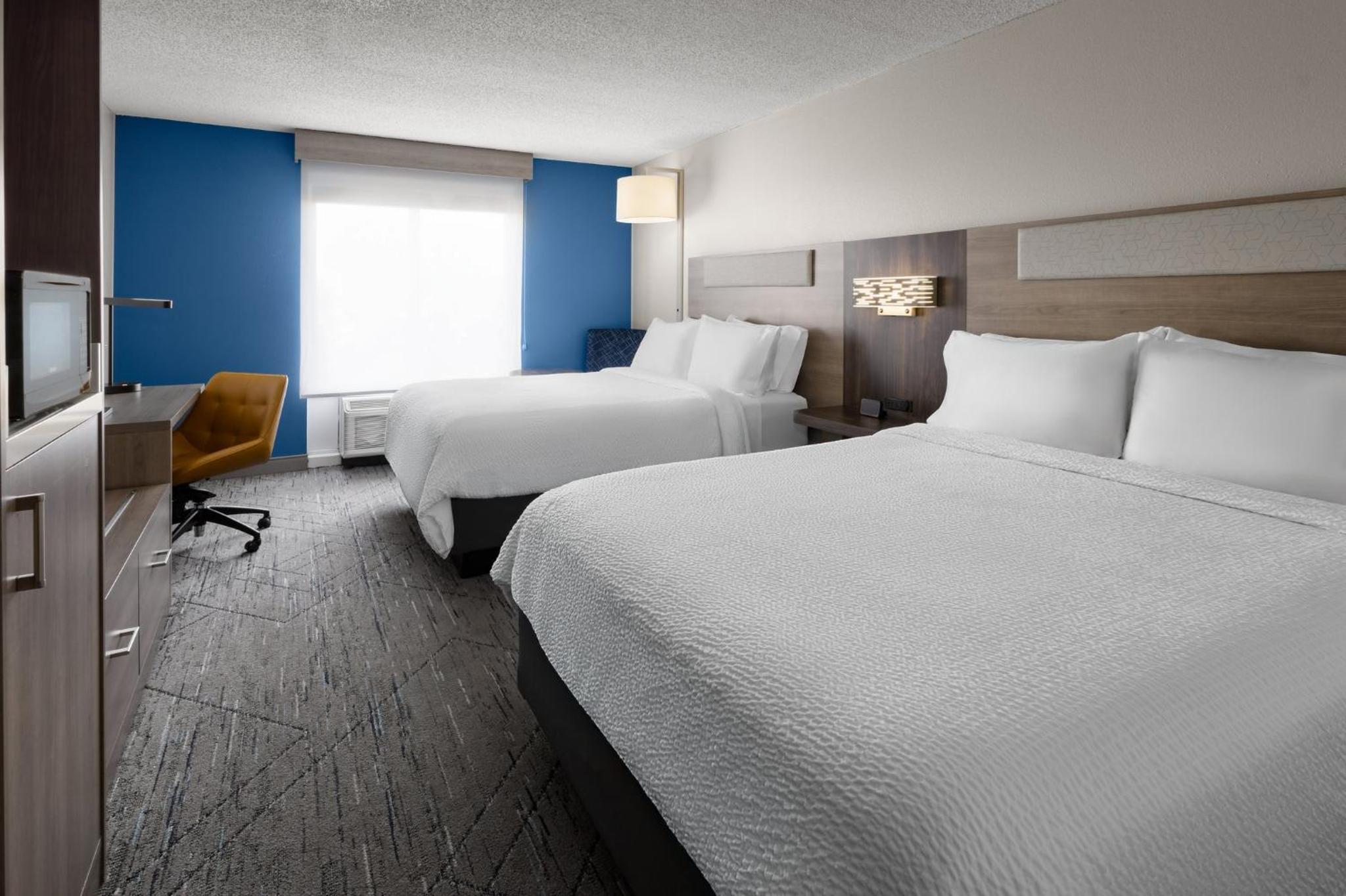 Standard Room with Two Queen Beds - Photo 4
