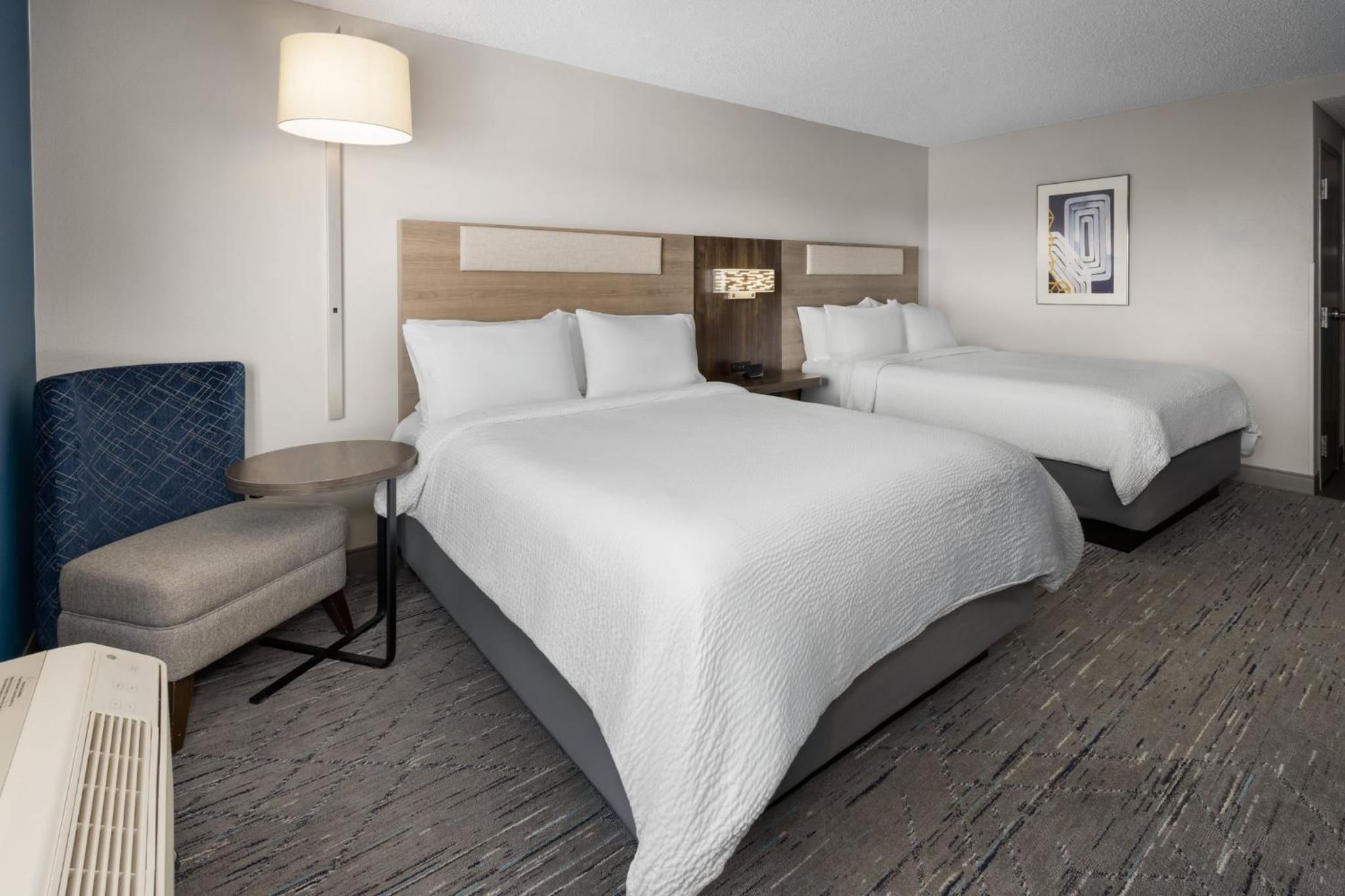 Standard Room with Two Queen Beds - Photo 3