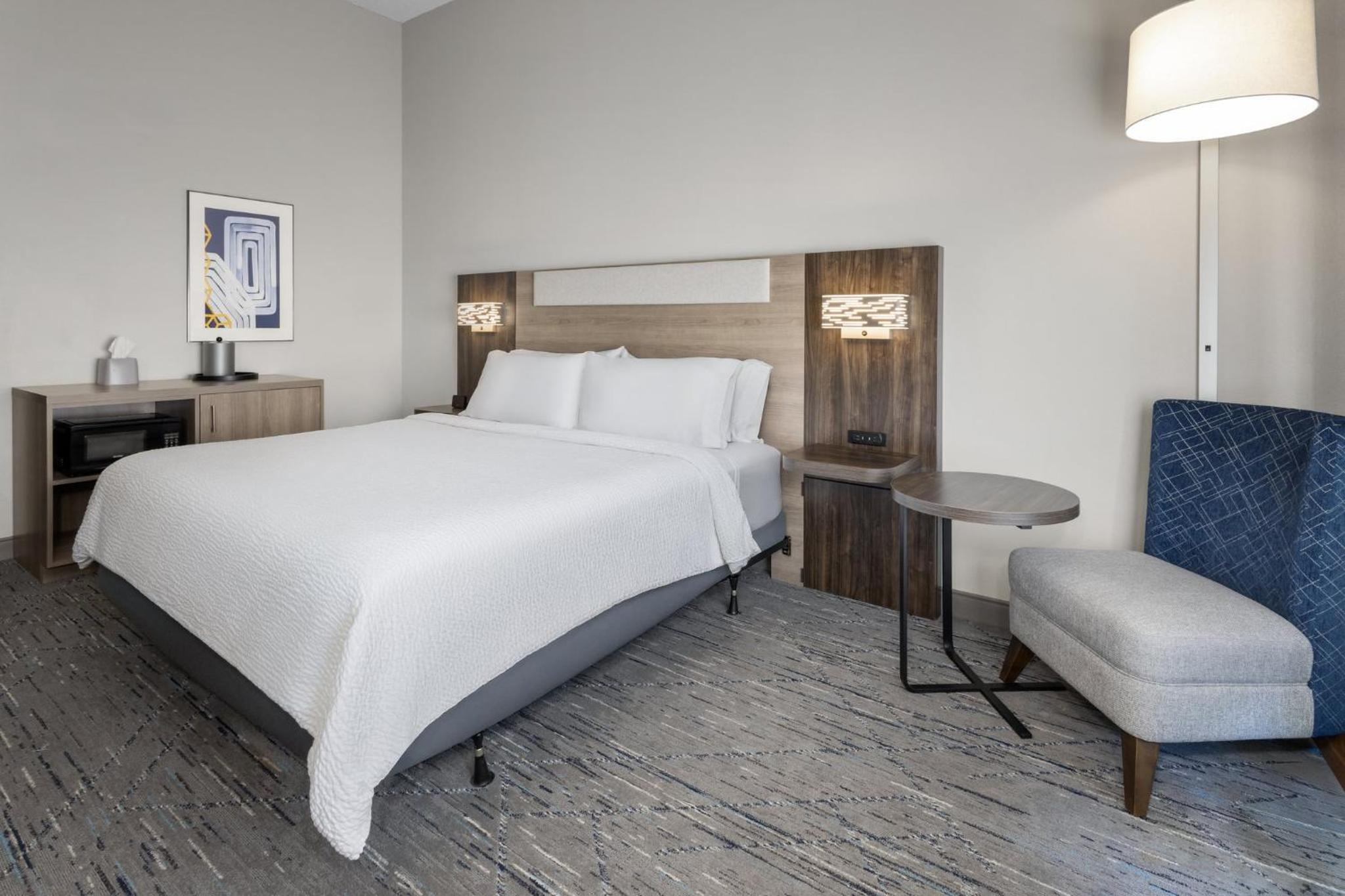 Standard King Room with Mobility Accessible Tub - Photo 3