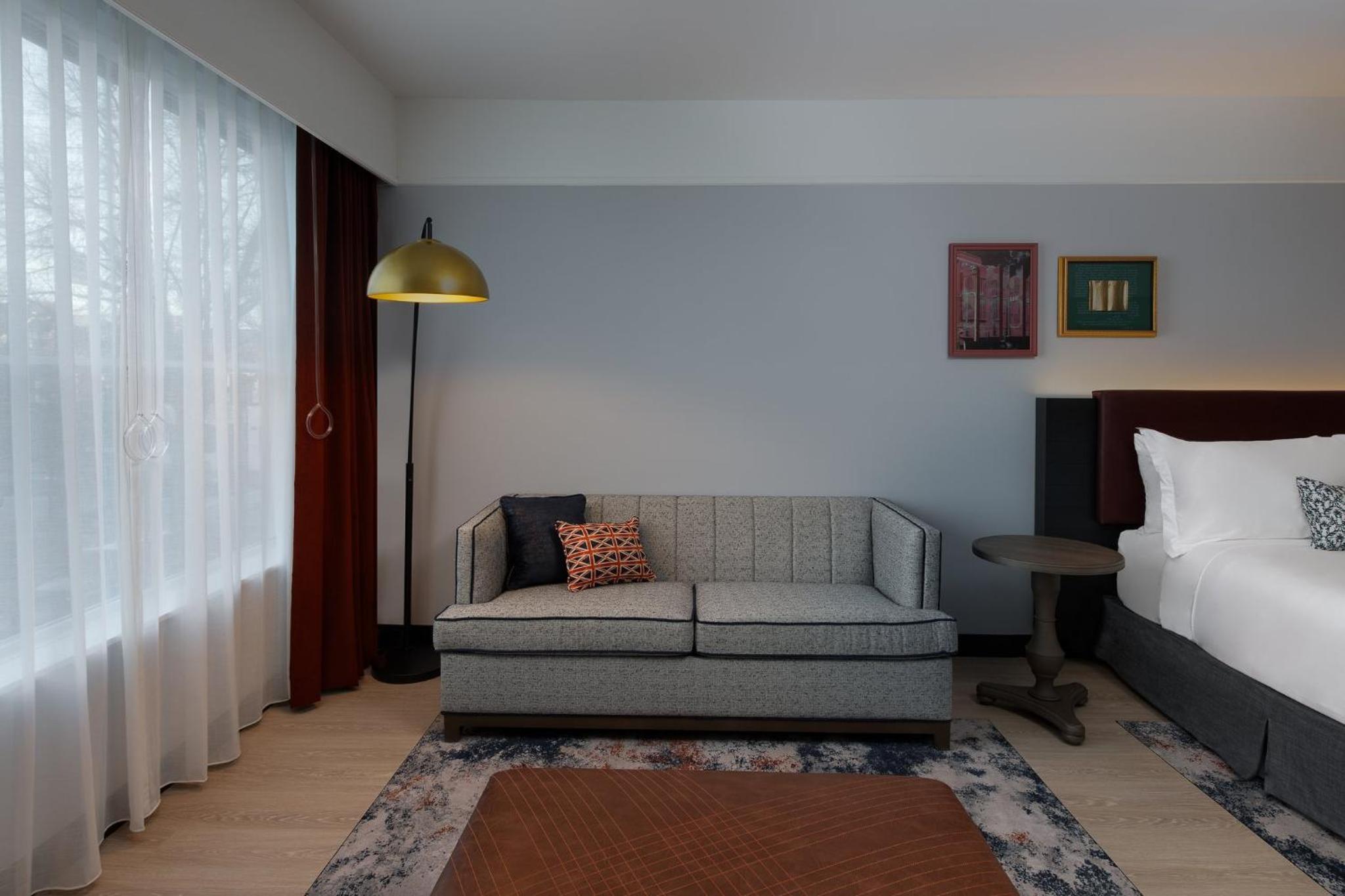 Standard Queen Room with Sofa Bed - Communications Accessible - Photo 2