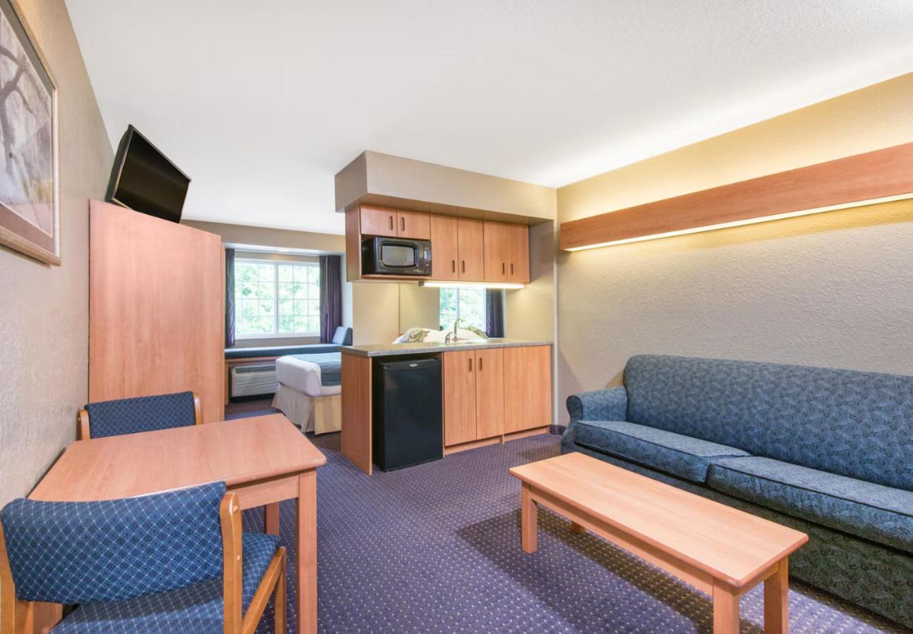 Queen Suite with Bathtub - Mobility/Hearing Accessible - Non-Smoking - Photo 1
