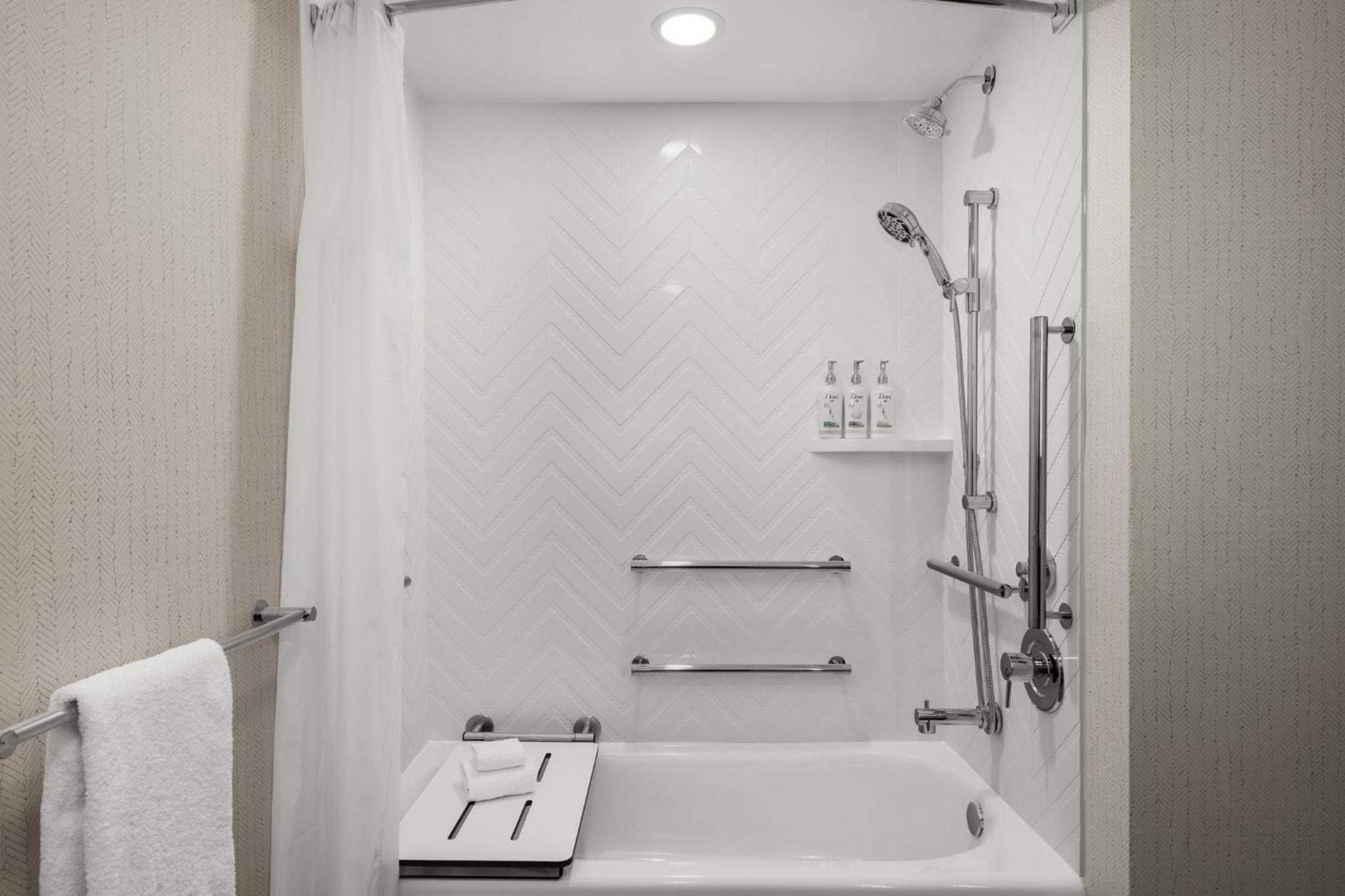 Standard Queen Room with Two Queen Beds and Mobility Accessible Tub - Photo 3