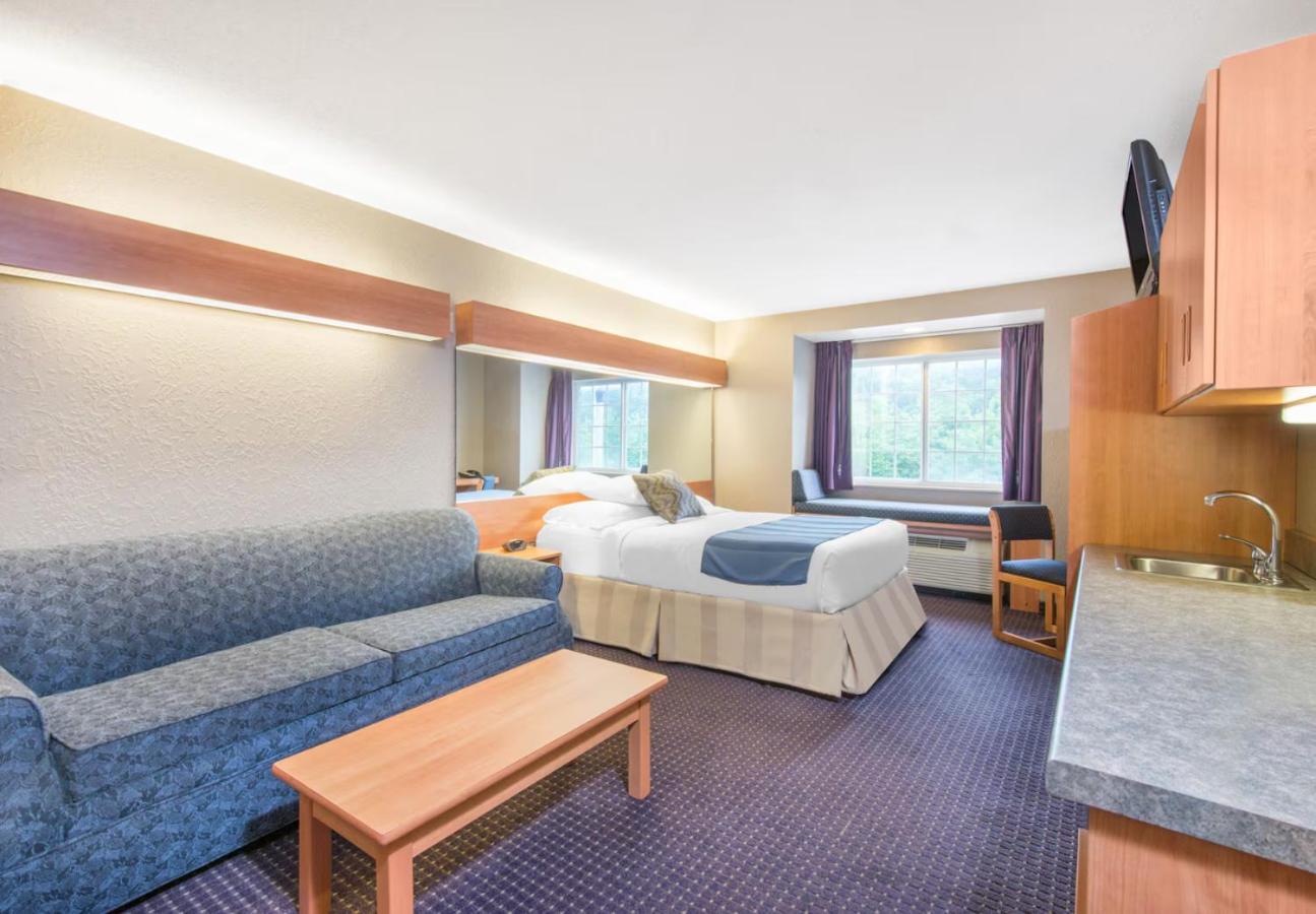 Queen Suite with Bathtub - Mobility/Hearing Accessible - Non-Smoking - Photo 4