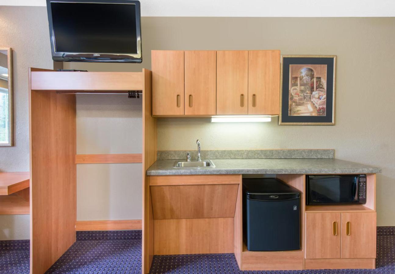 Queen Suite with Bathtub - Mobility/Hearing Accessible - Non-Smoking - Photo 5