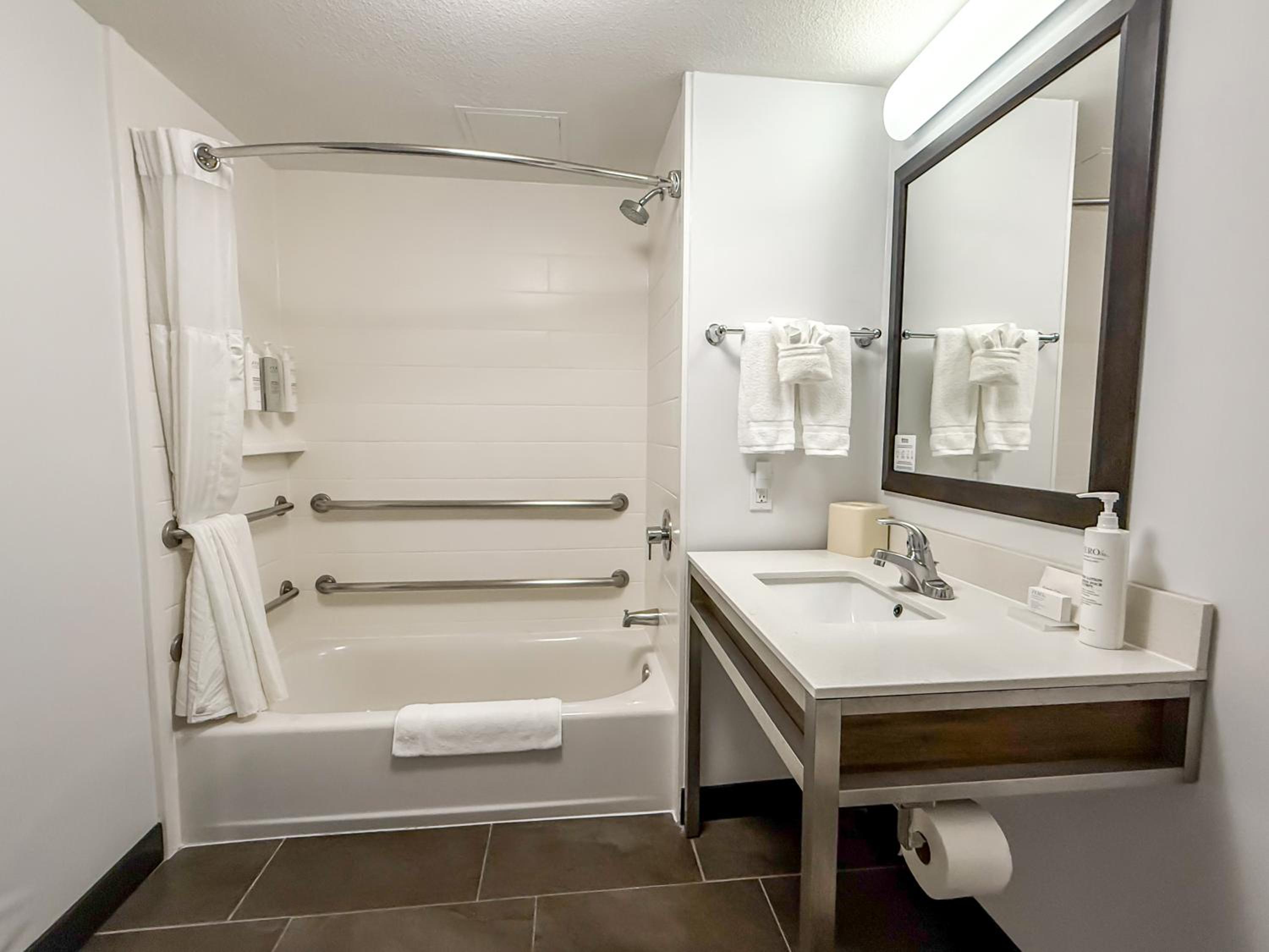 King Room with Accessible Tub - Mobility Access - Photo 4