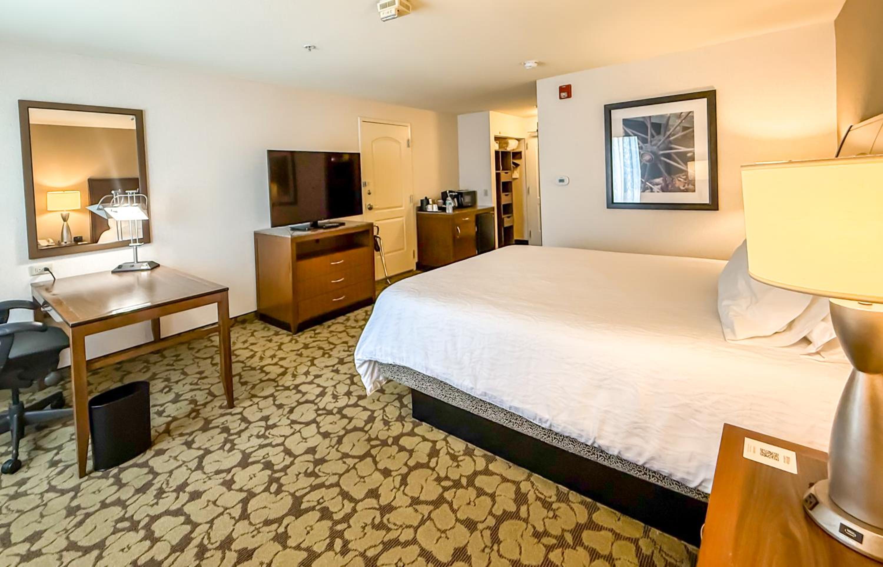 King Room with Accessible Tub - Mobility Access - Photo 3