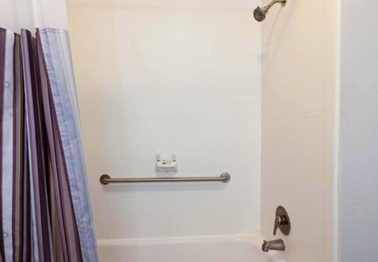 Queen Suite with Bathtub - Mobility/Hearing Accessible - Non-Smoking - Photo 2