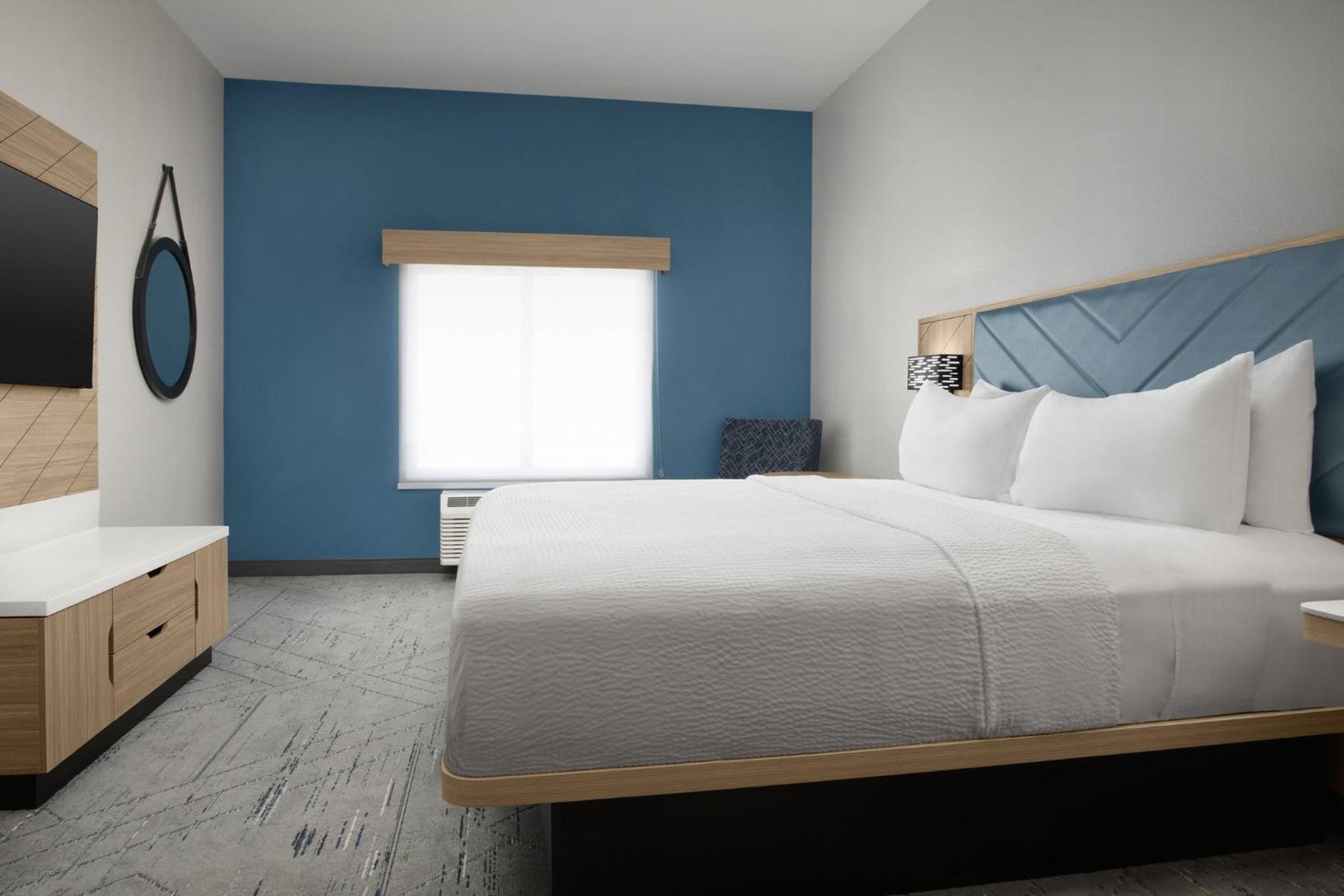 King Suite with Disability Access and Bathtub - Non Smoking - Photo 2