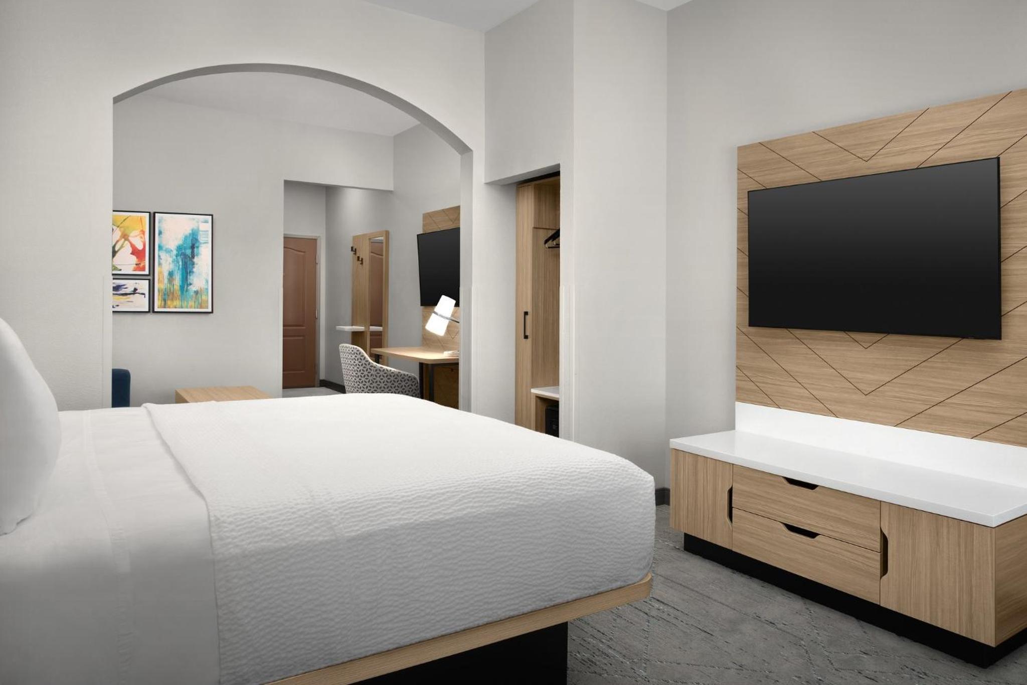 King Suite with Disability Access and Bathtub - Non Smoking - Photo 3