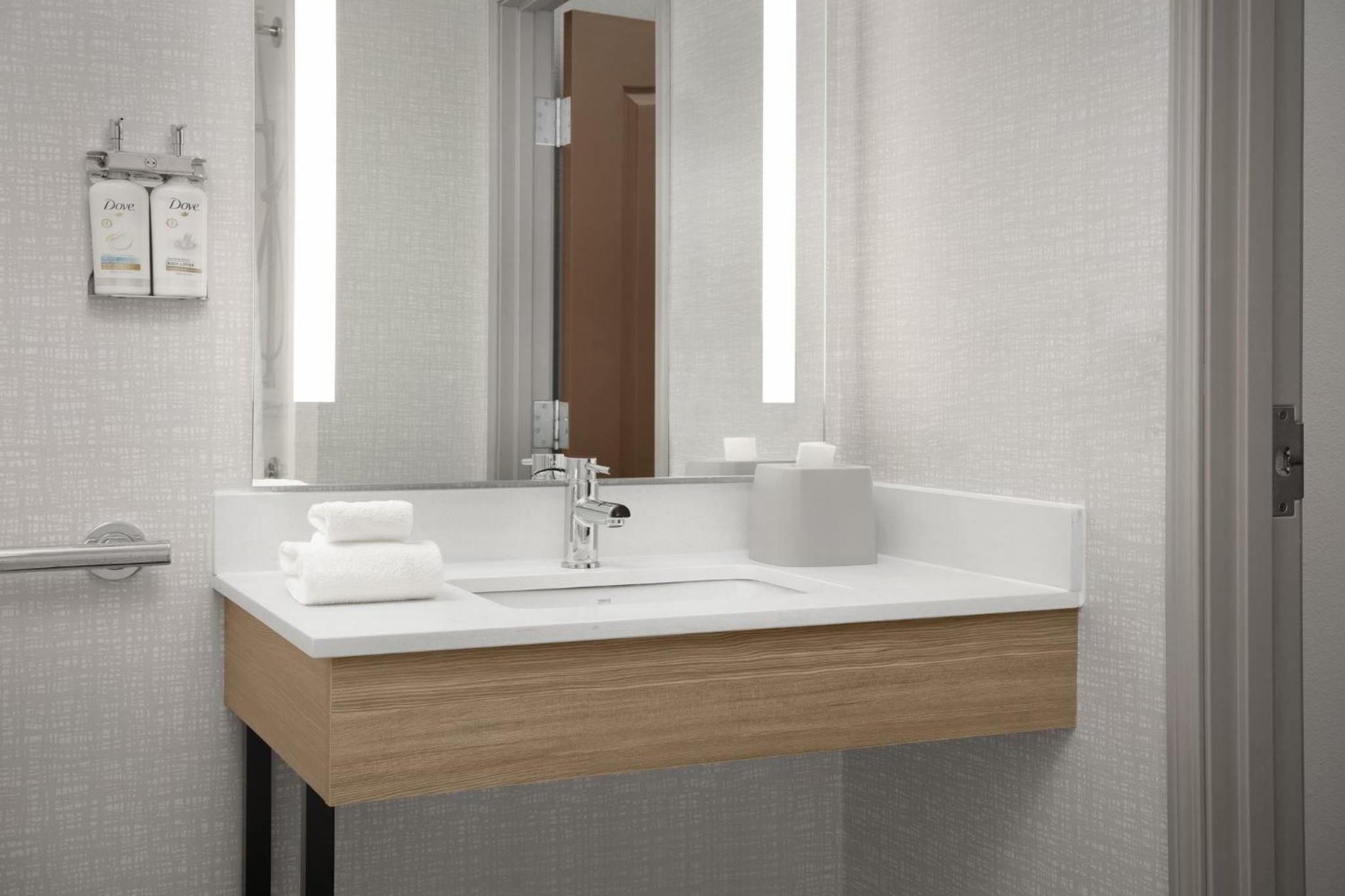 King Suite with Disability Access and Bathtub - Non Smoking - Photo 5