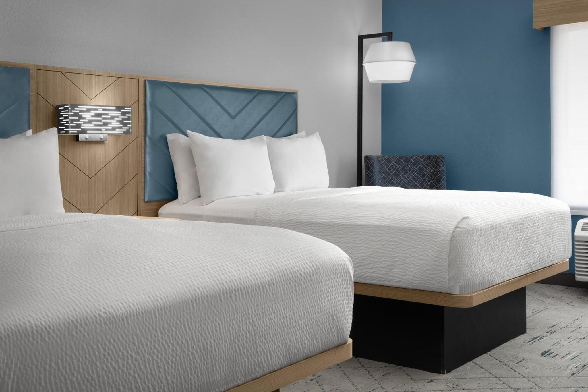 Standard Queen Room with Two Queen Beds - Photo 3