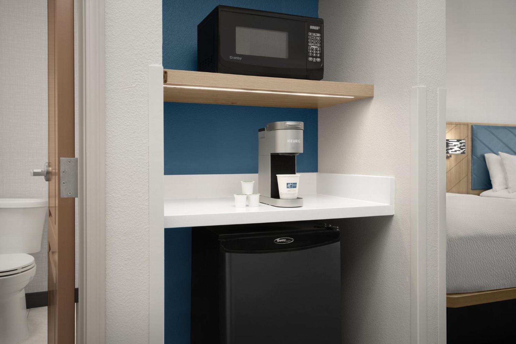King Suite with Disability Access and Bathtub - Non Smoking - Photo 11
