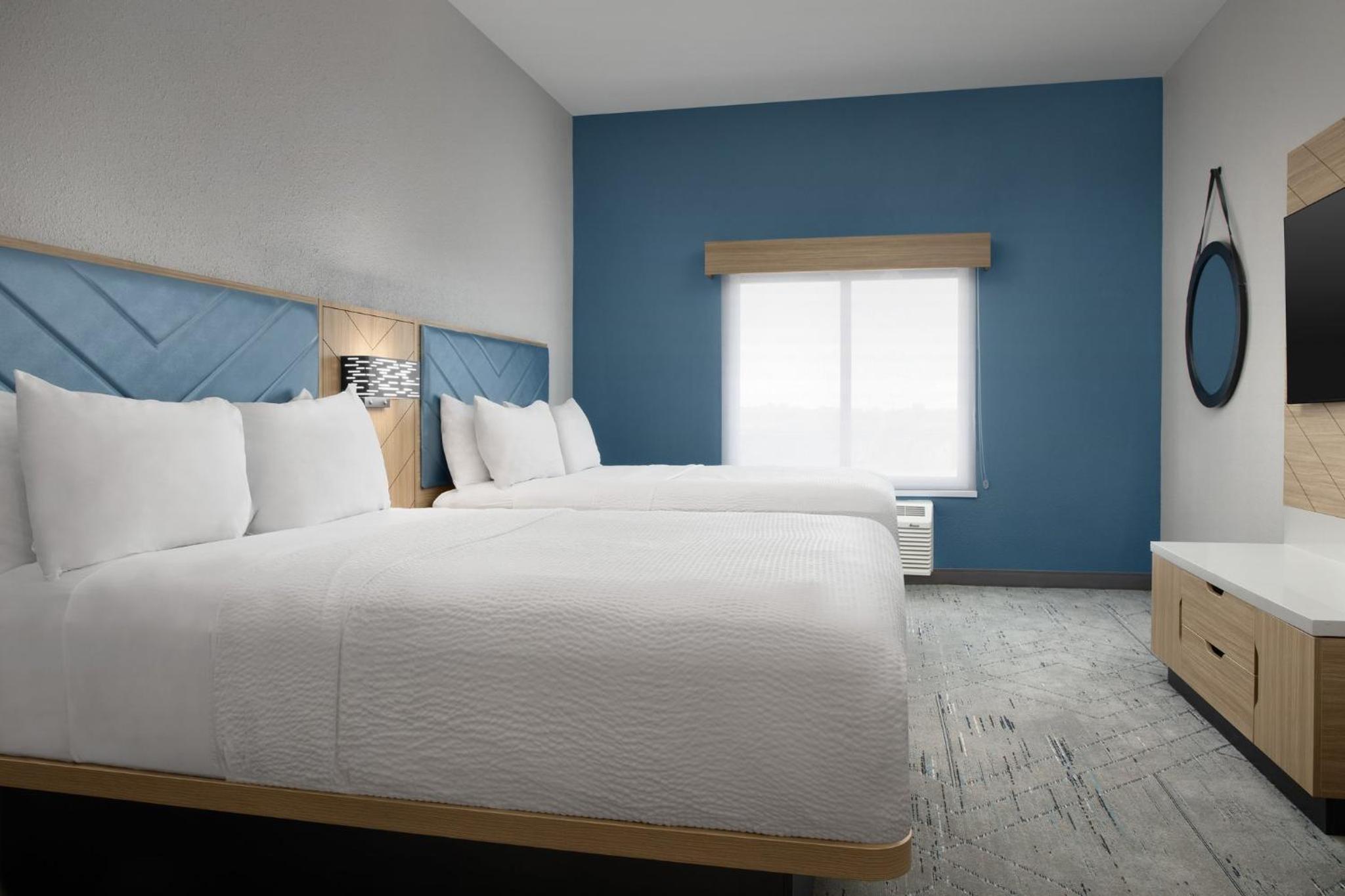 Standard Queen Room with Two Queen Beds and Mobility Accessible Tub - Photo 5