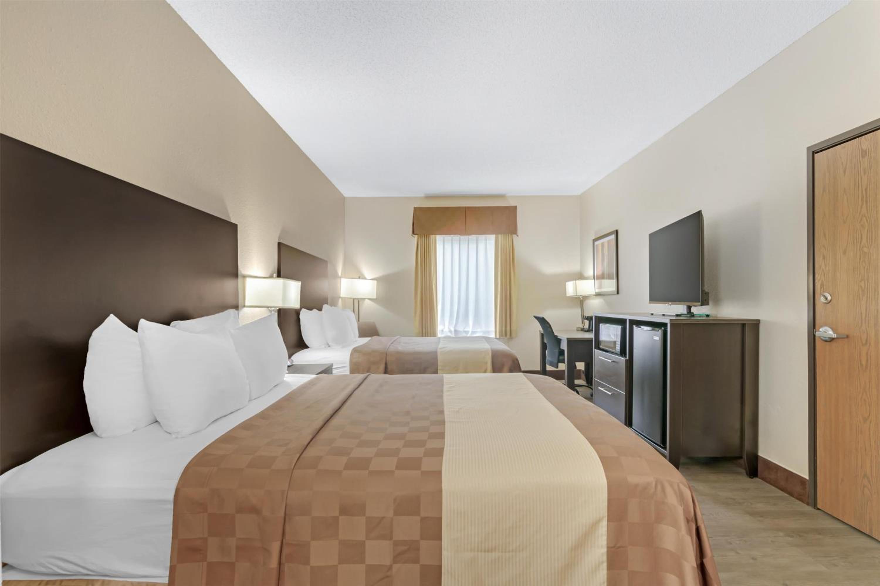 Queen Room with Two Queen Beds - Pet Friendly/Non-Smoking - Photo 2
