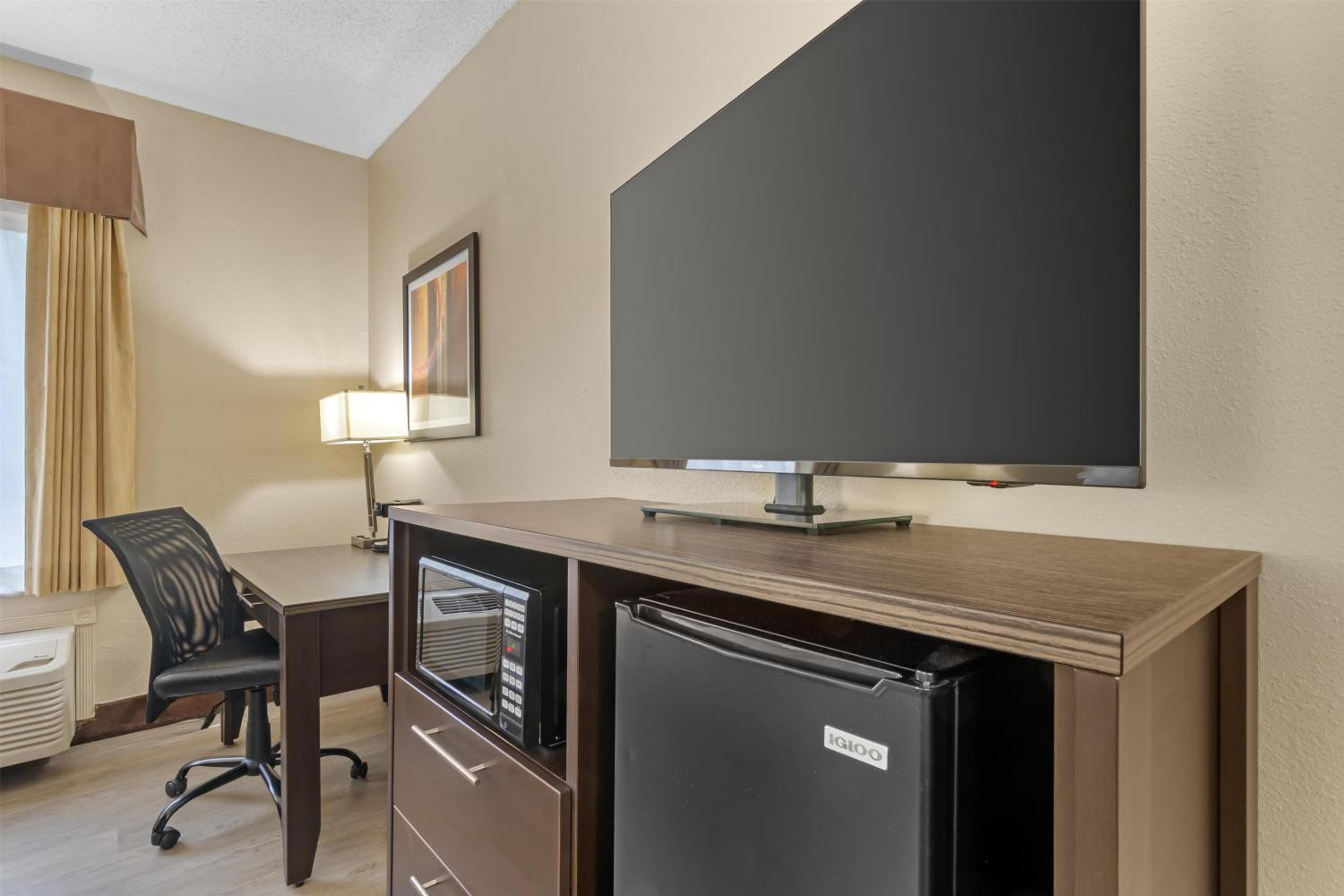 Queen Room with Two Queen Beds - Pet Friendly/Non-Smoking - Photo 3