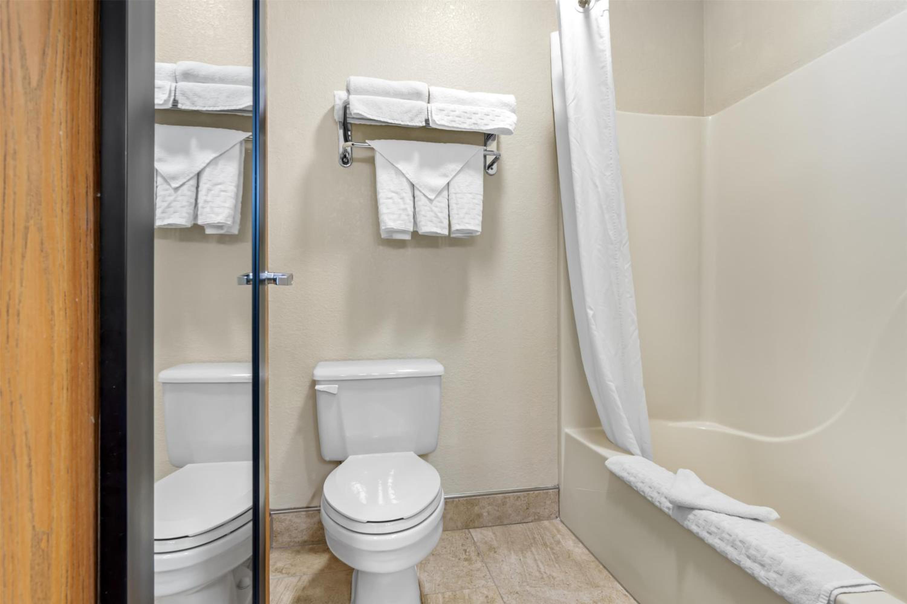 Queen Room with Two Queen Beds - Pet Friendly/Non-Smoking - Photo 4