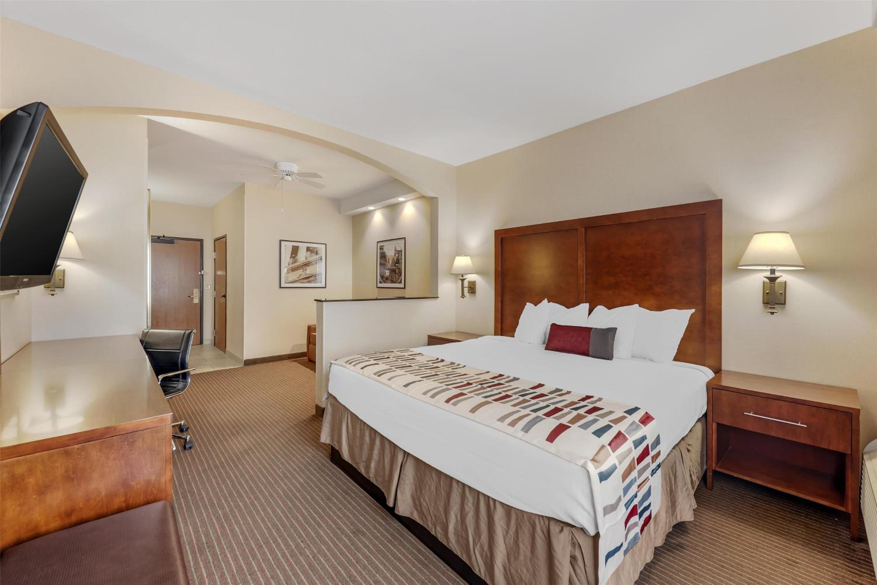 King Suite with Roll-in Shower - Disability Access - Non-smoking - Photo 3