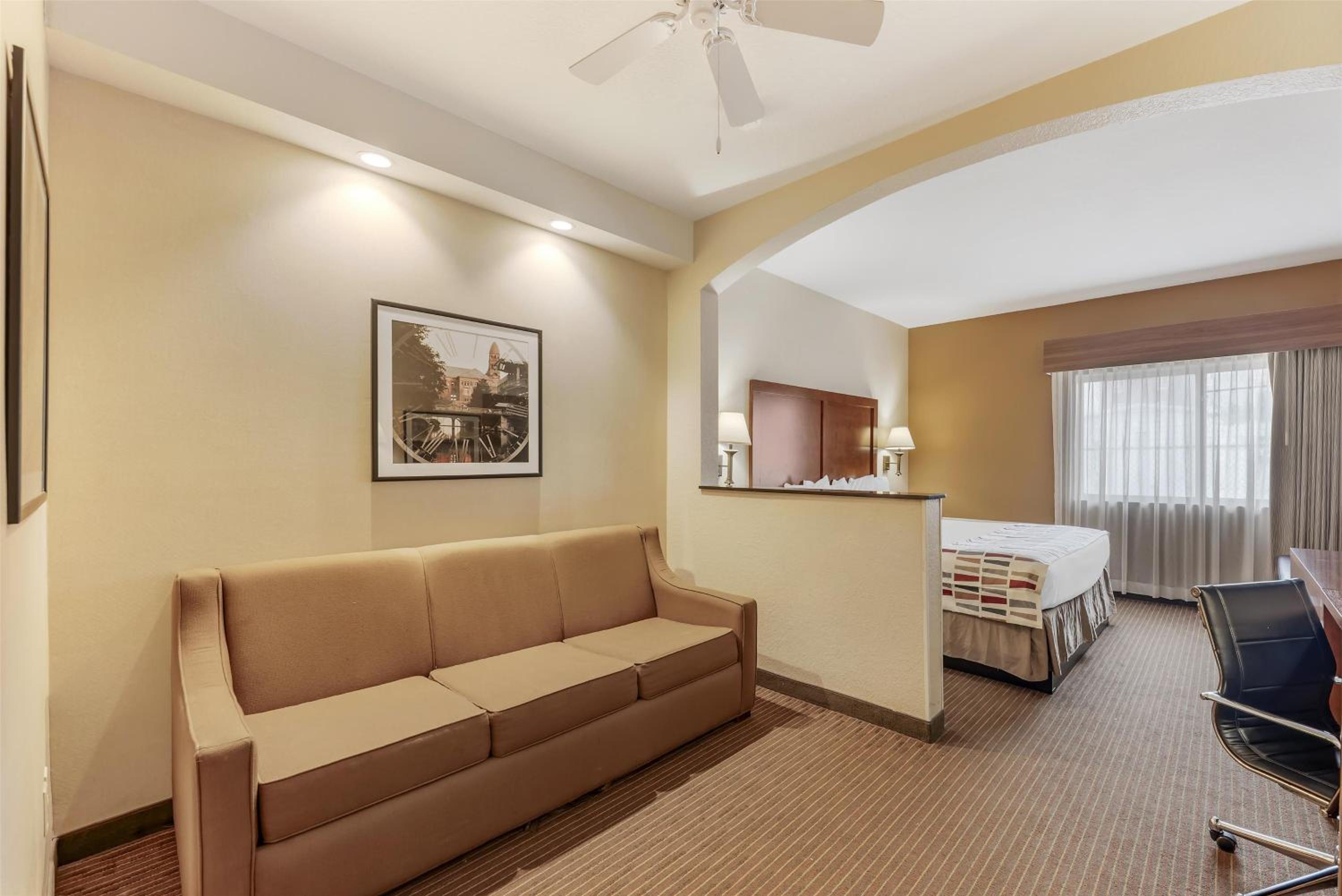 King Suite with Roll-in Shower - Disability Access - Non-smoking - Photo 2
