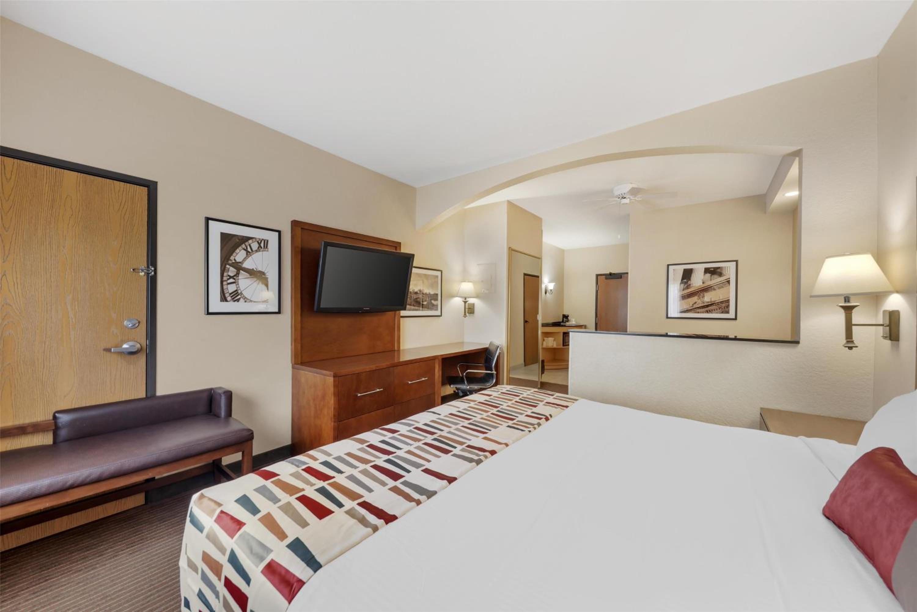 King Suite with Roll-in Shower - Disability Access - Non-smoking - Photo 4