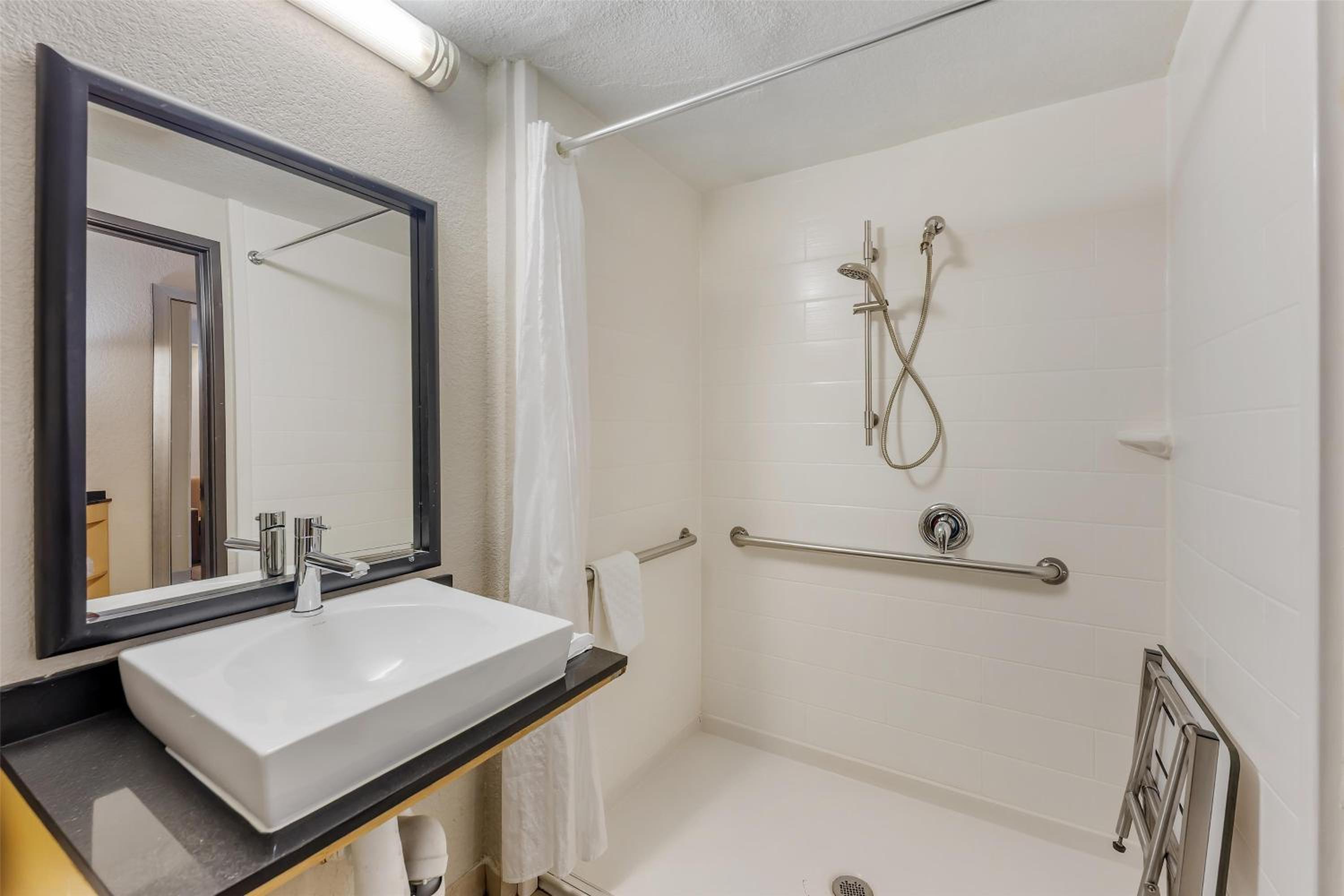 King Suite with Roll-in Shower - Disability Access - Non-smoking - Photo 1