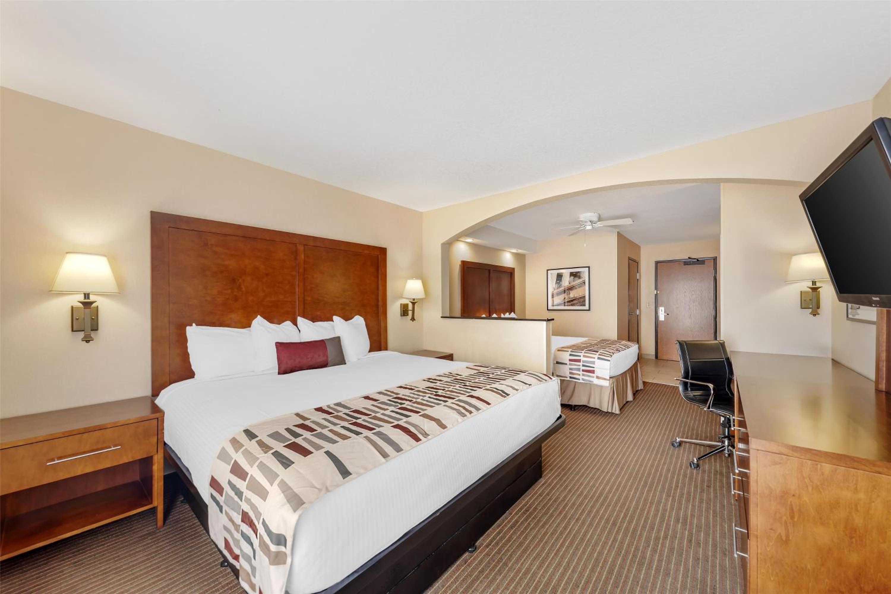 Suite with King Bed and Queen Bed - Photo 2
