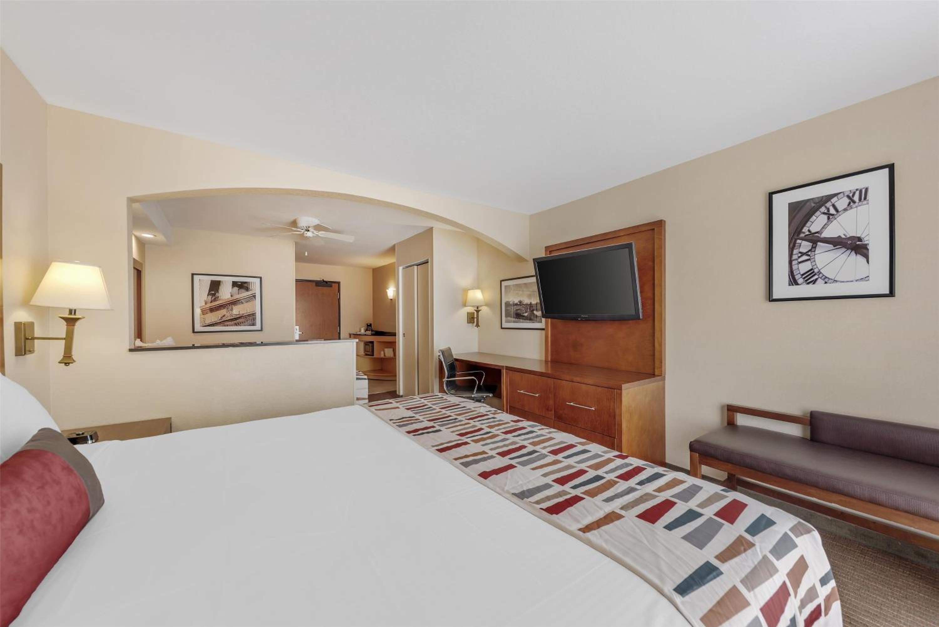 Suite with King Bed and Queen Bed - Photo 3