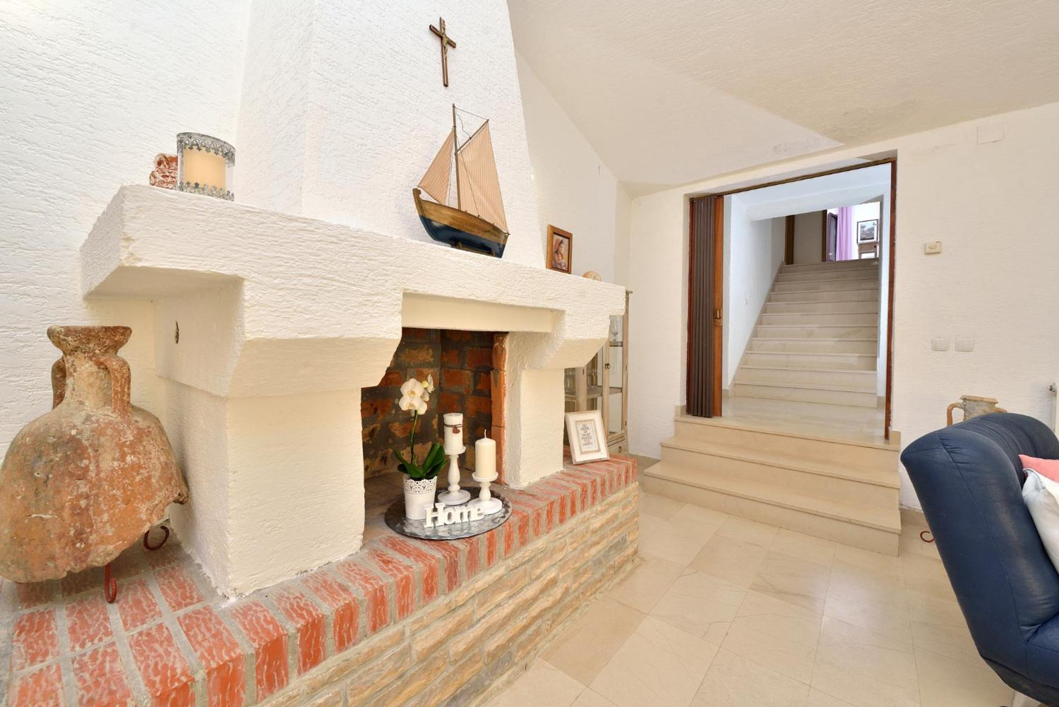 Five-Bedroom House photo 1