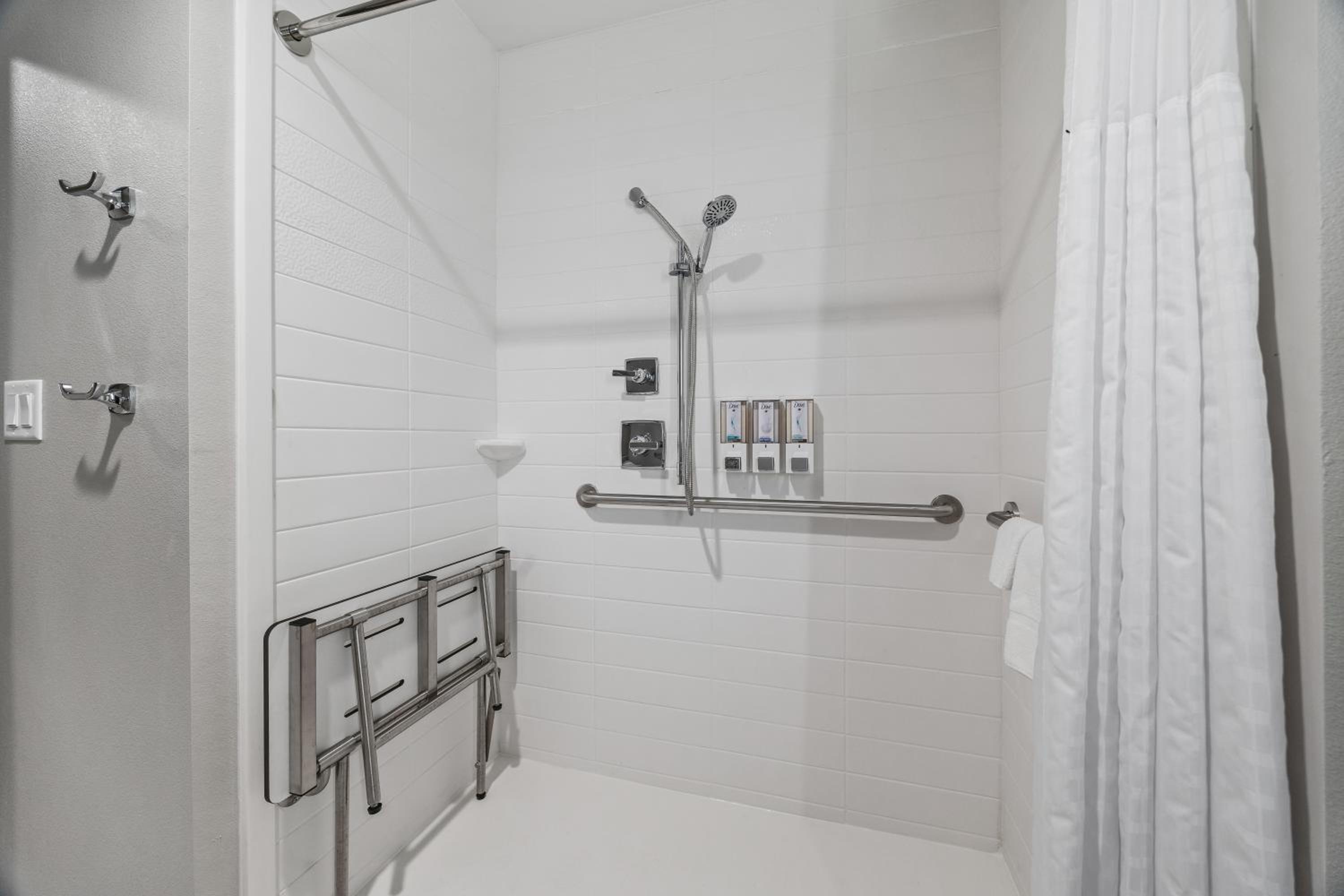 King Room with Roll-In Shower - Mobility/Hearing Accessible - Non-Smoking - Photo 4