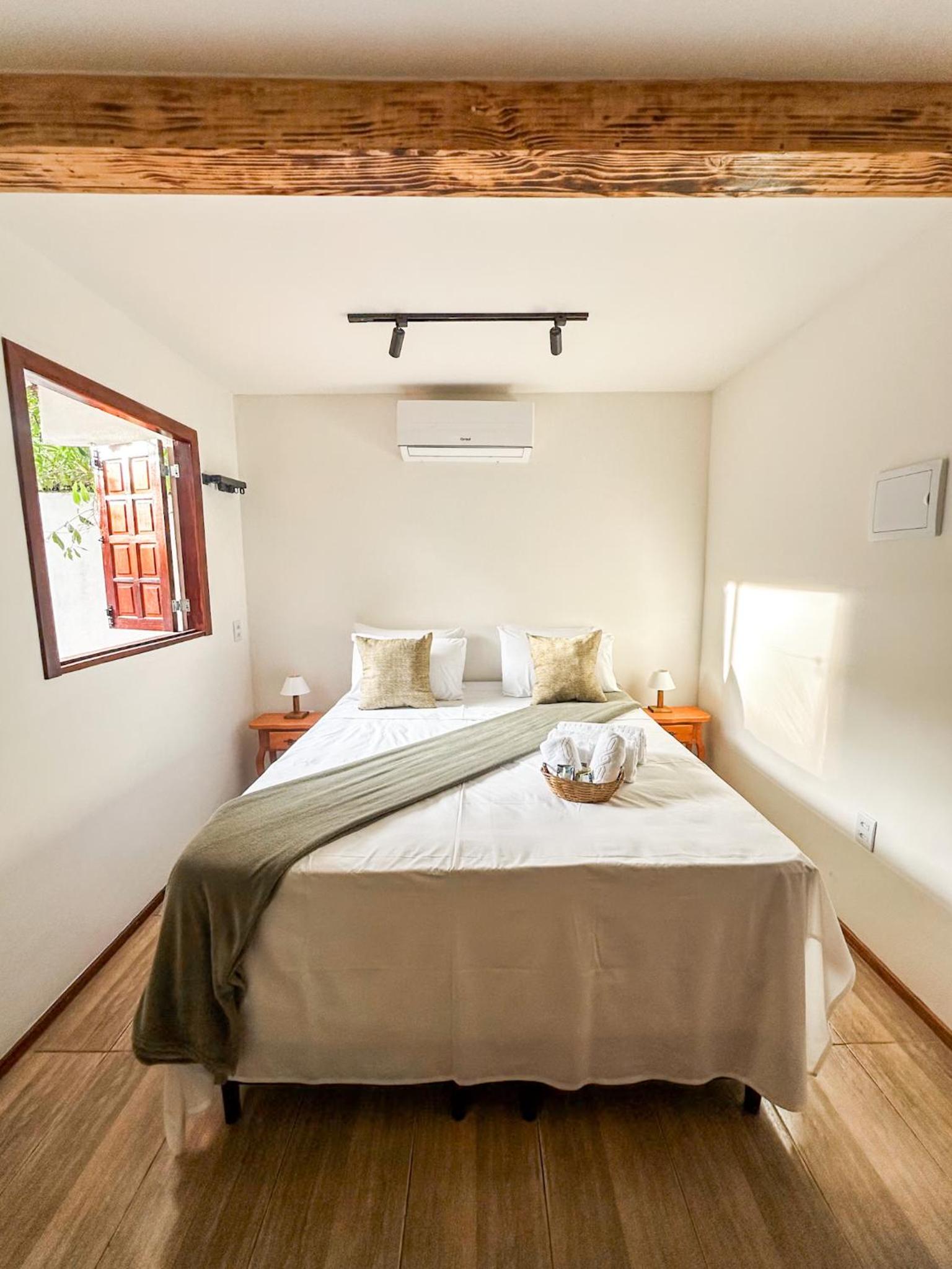 Queen Room with Pool View photo 3