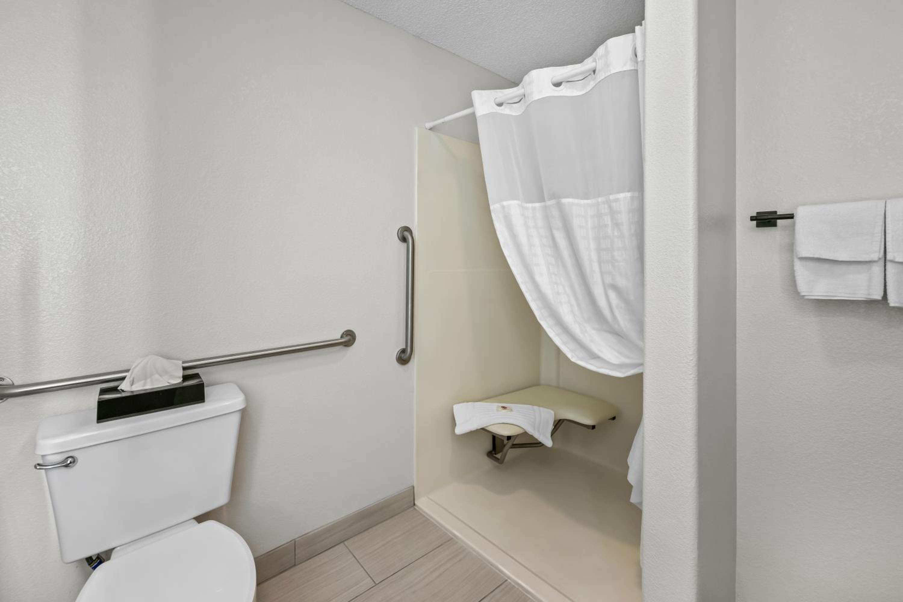 Efficiency Queen Room with Mobility and Hearing Access - Non-Smoking - Photo 2