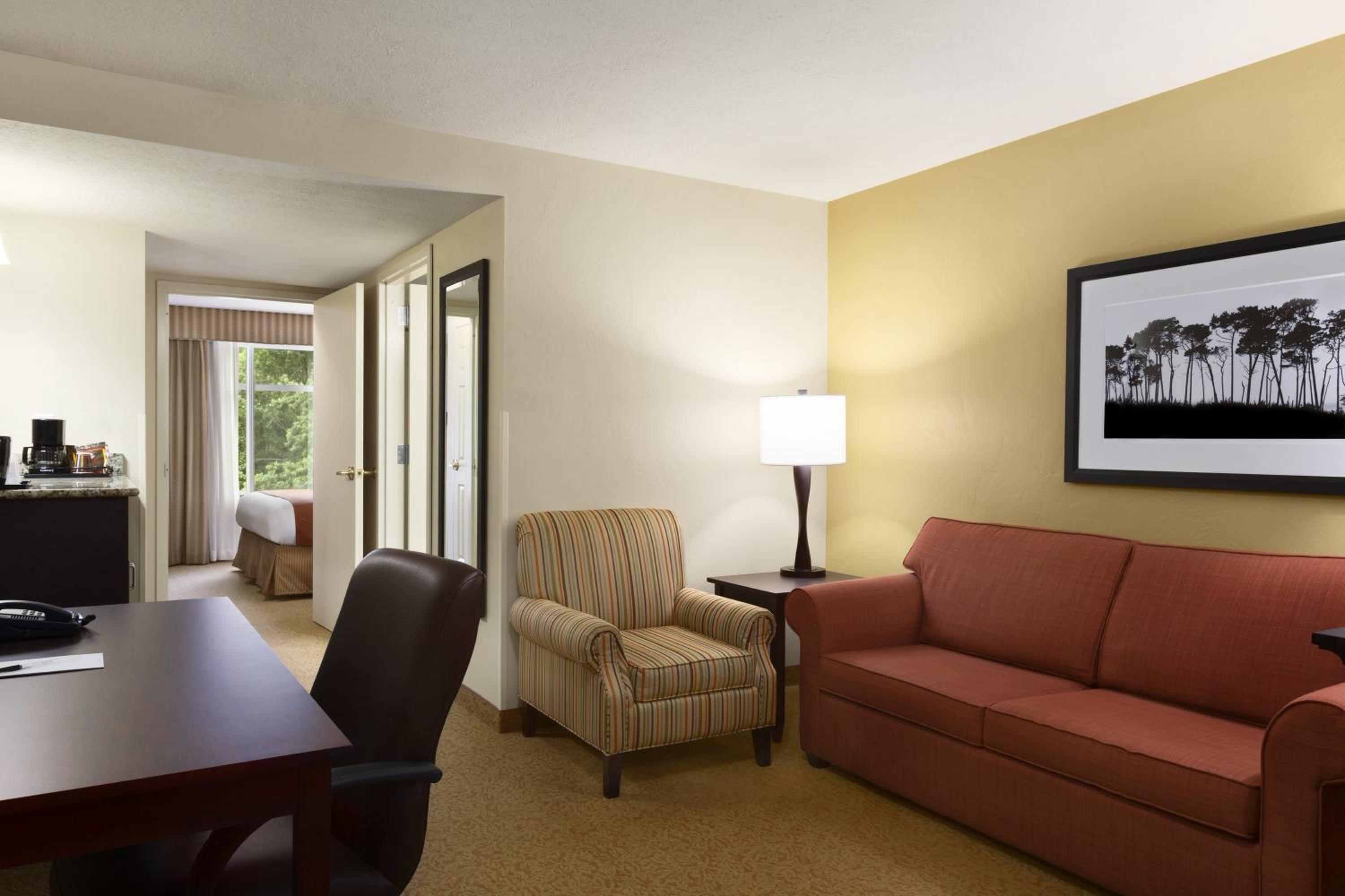 One-Bedroom King Suite with Sofa Bed - Non-Smoking - Photo 5
