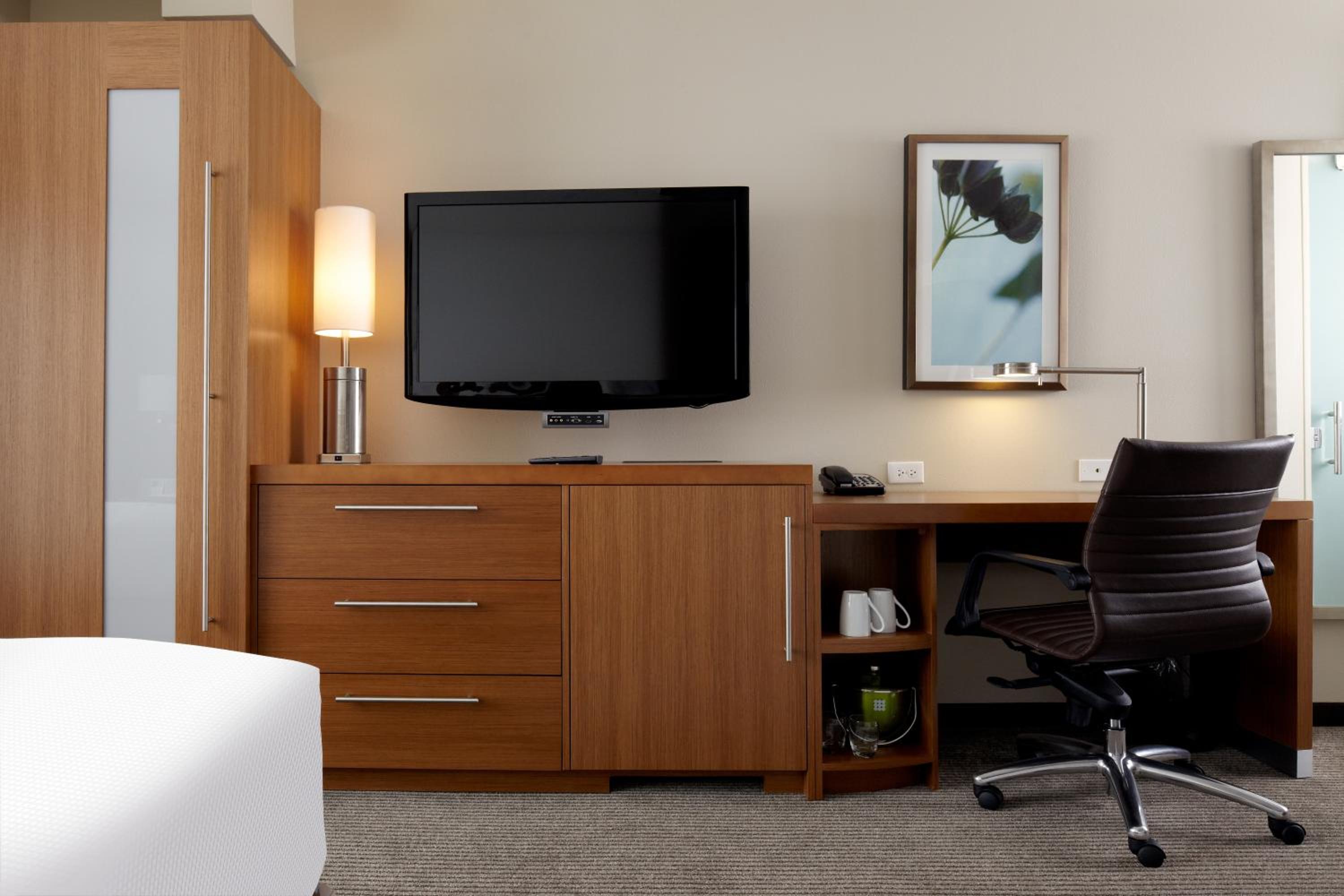 King Room with Sofa Bed - High Floor photo 2
