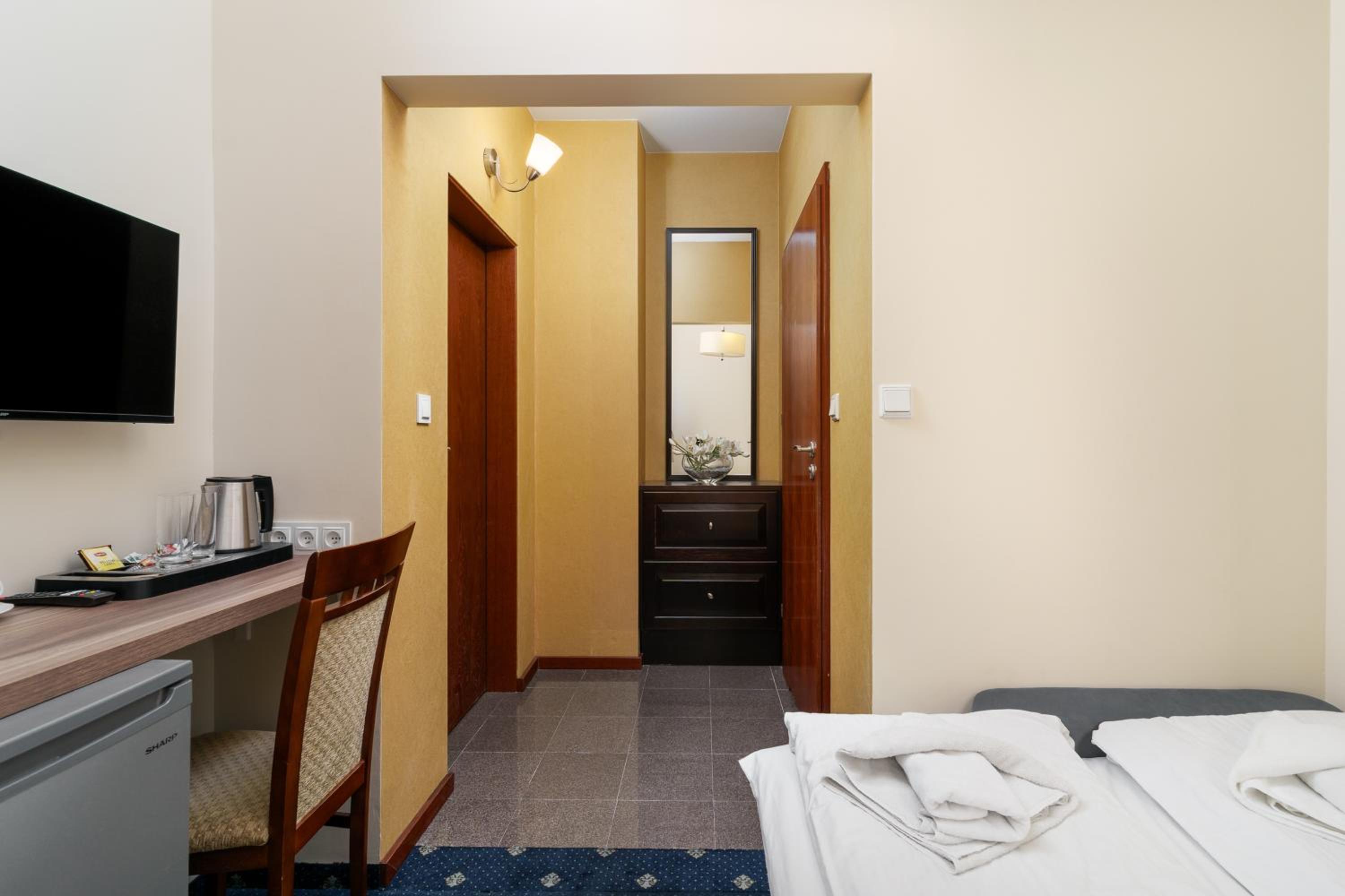 Economy Double Room - Photo 5