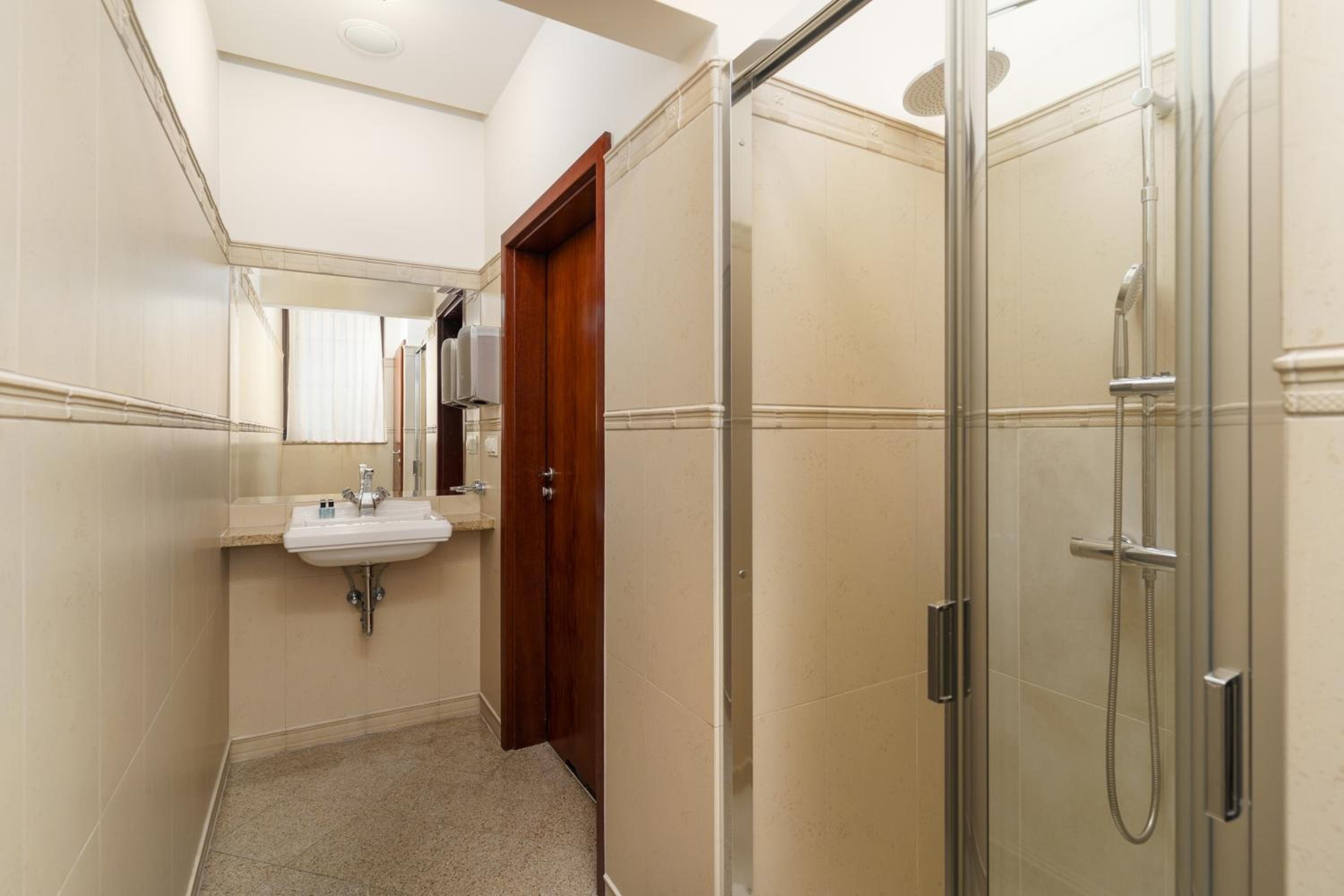 Economy Double Room - Photo 8