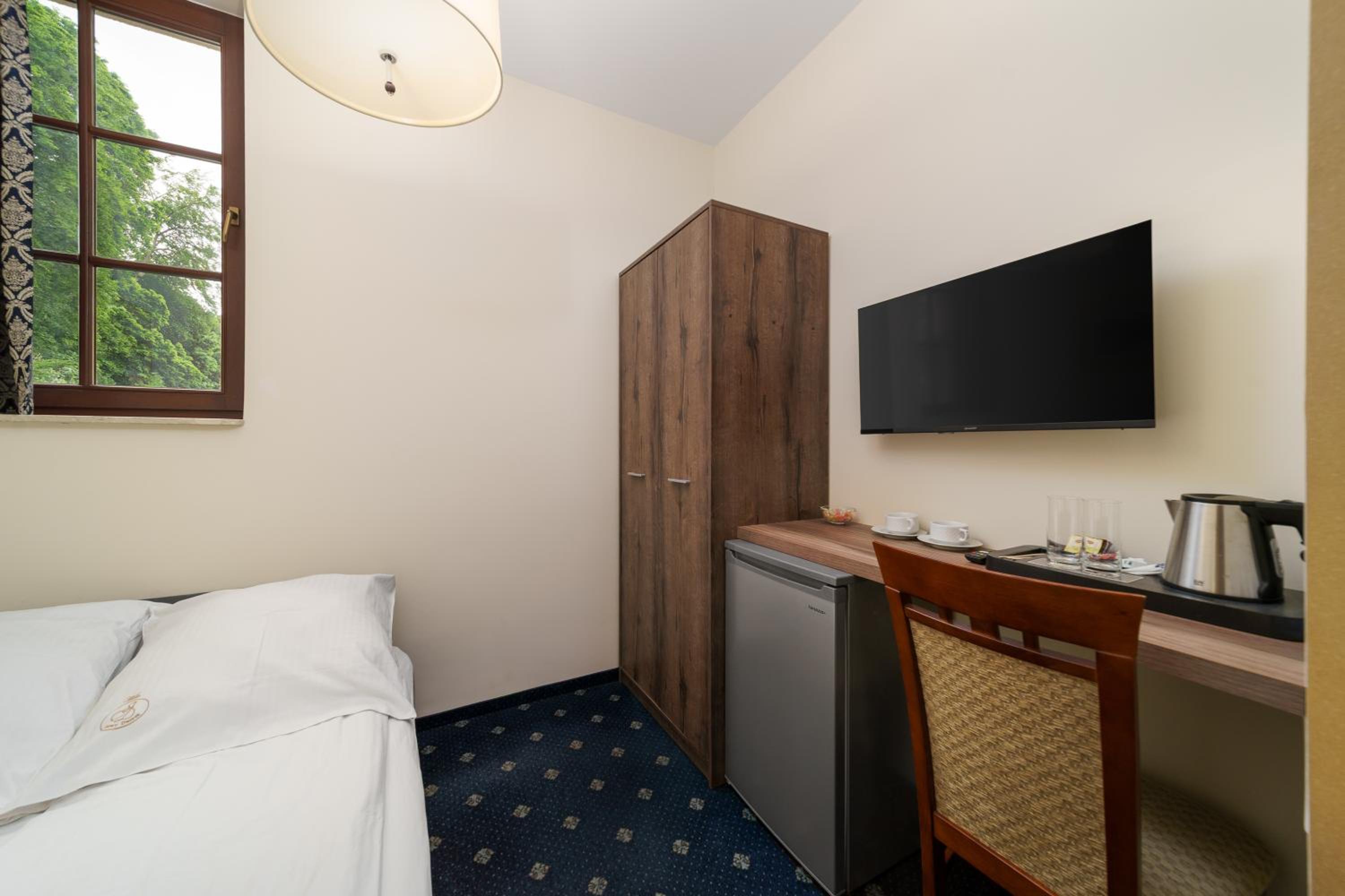 Economy Double Room - Photo 9