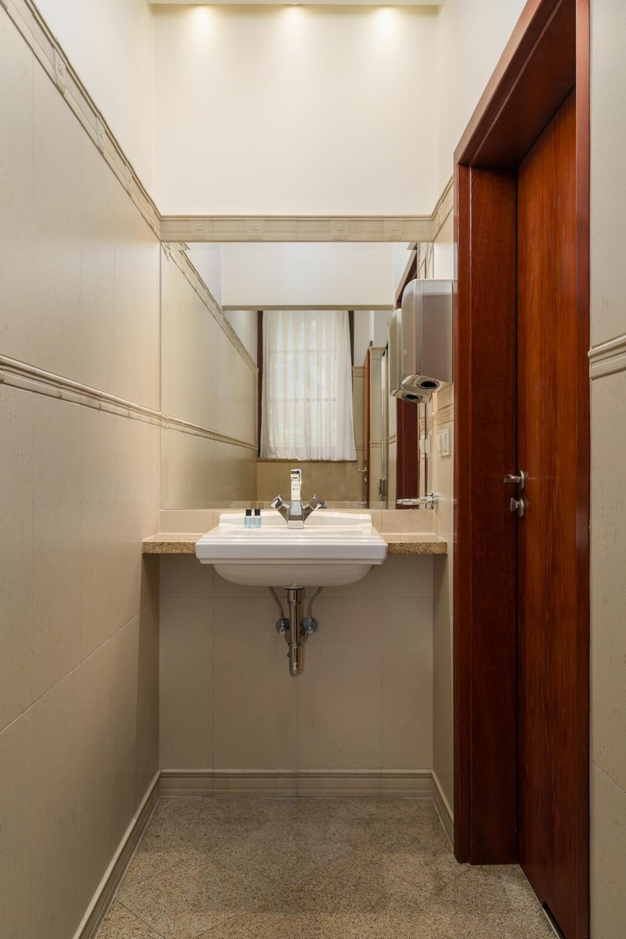 Economy Double Room - Photo 10