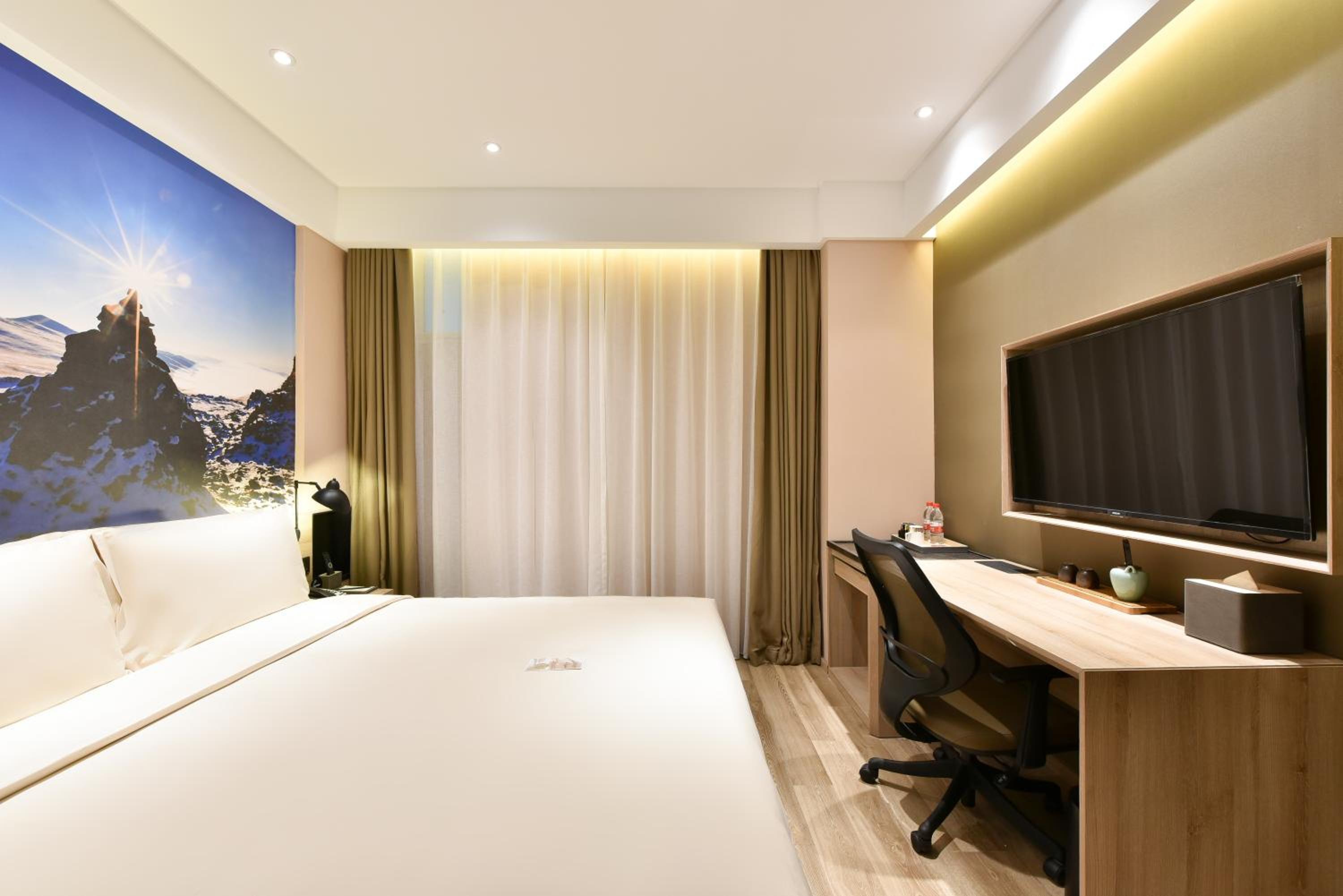 Elegant Double Room with Inner Window photo 3