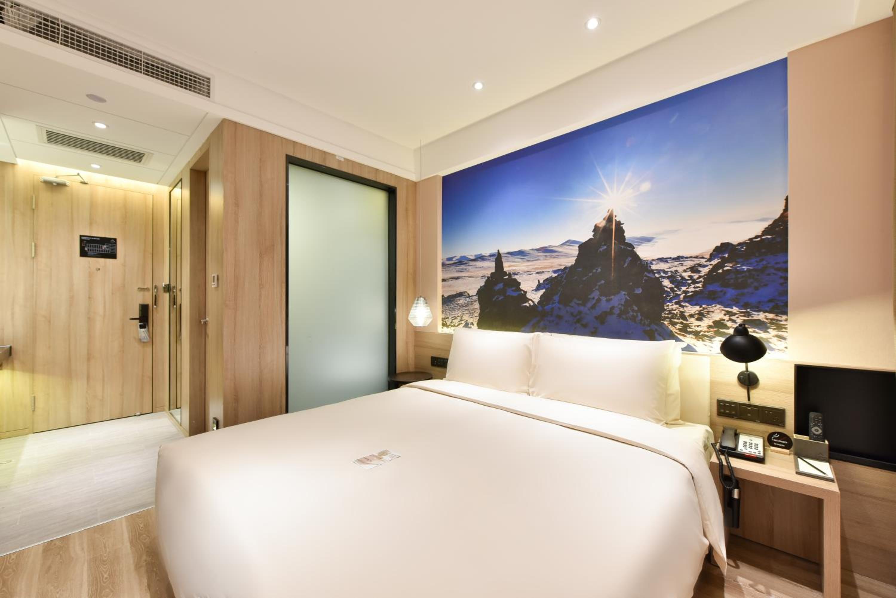 Elegant Double Room with Inner Window photo 2
