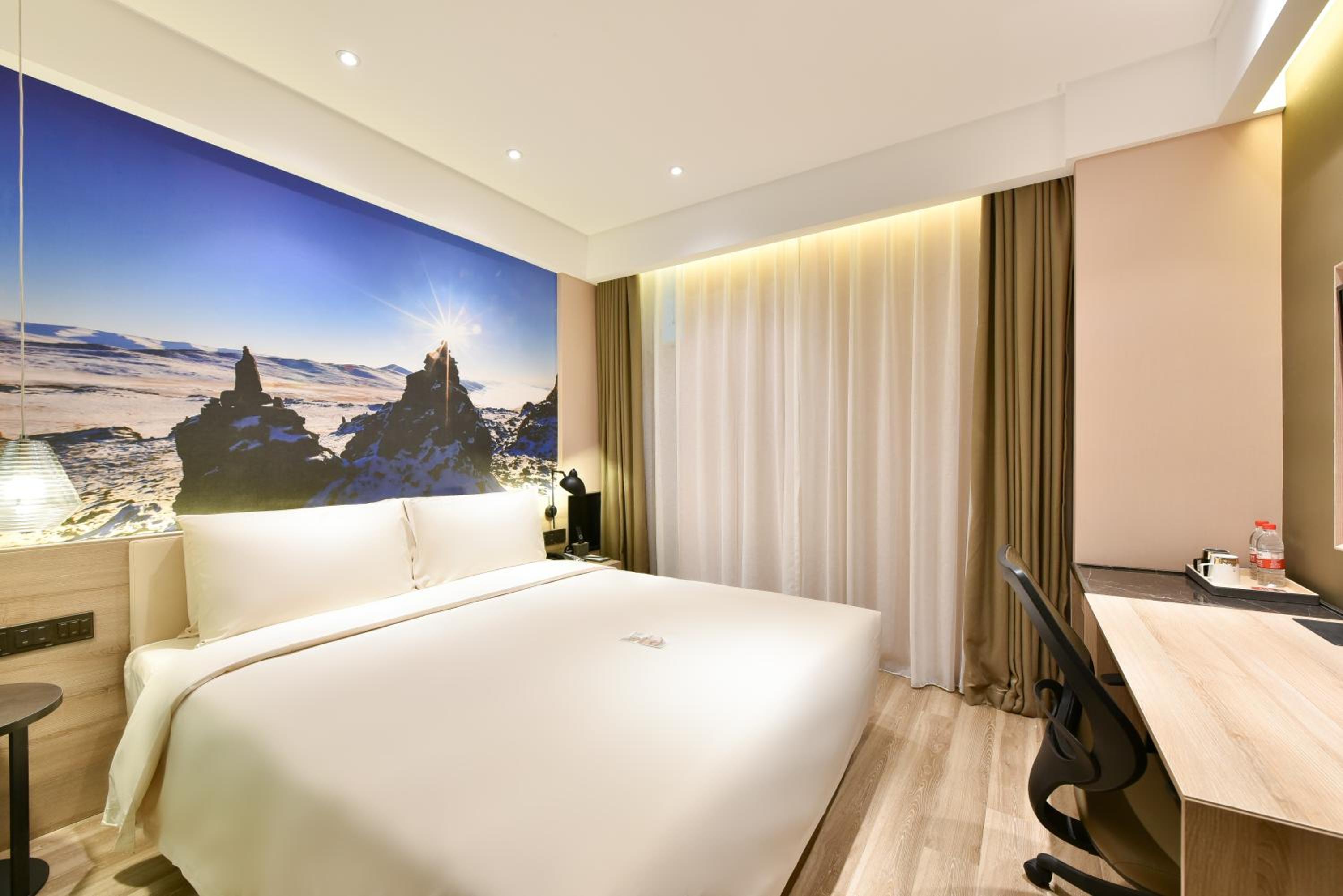 Elegant Double Room with Inner Window photo 1